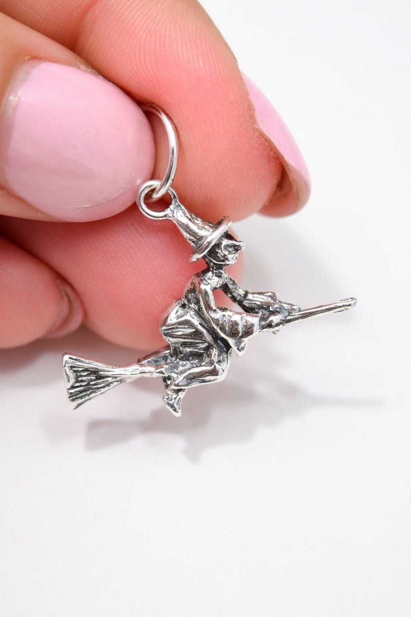 Colgante de Bruja en Plata - Místicismo e Intuición colgantesplataTienda esotérica Málaga - La Tienda de Tata Magic: tienda Esotérica en Málaga