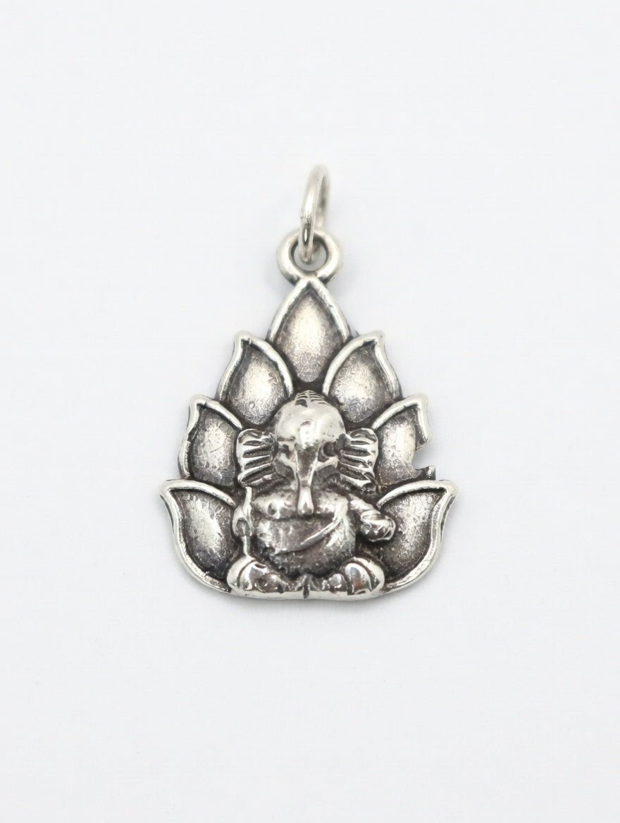 Colgante Ganesha Flor de Loto Plata colgantesplataTienda esotérica Málaga - La Tienda de Tata Magic: tienda Esotérica en Málaga