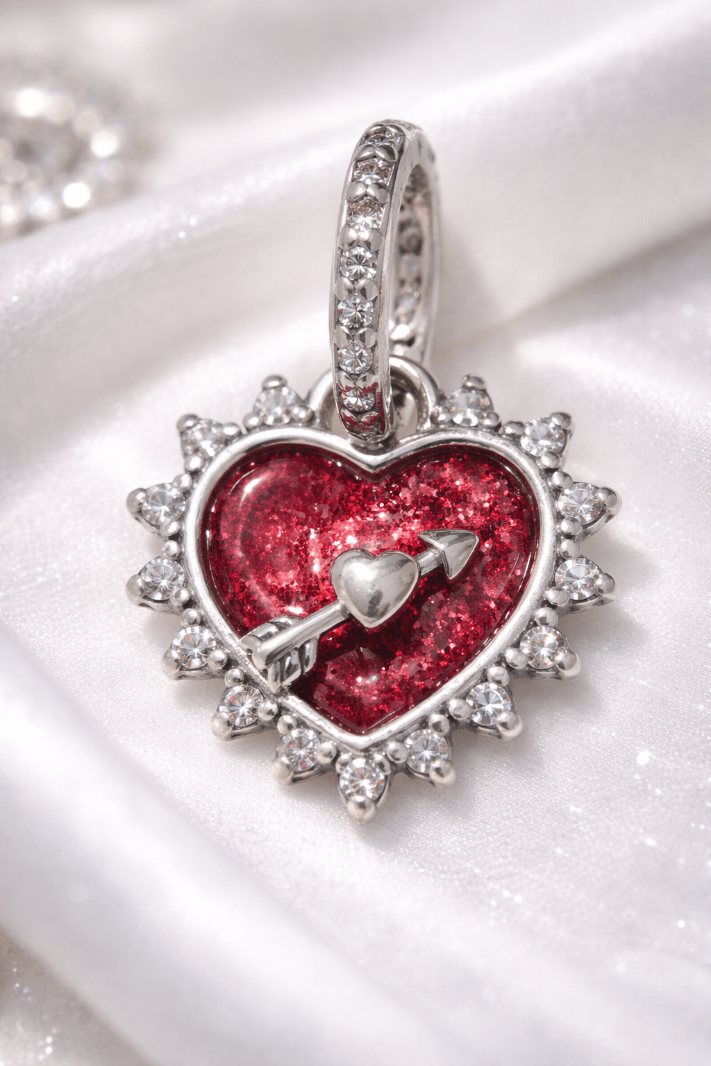Colgante de Plata Corazón Flechado con Circonitas — Amor y Pasión Colgantes de PlataTienda esotérica Málaga - La Tienda de Tata Magic: tienda Esotérica en Málaga