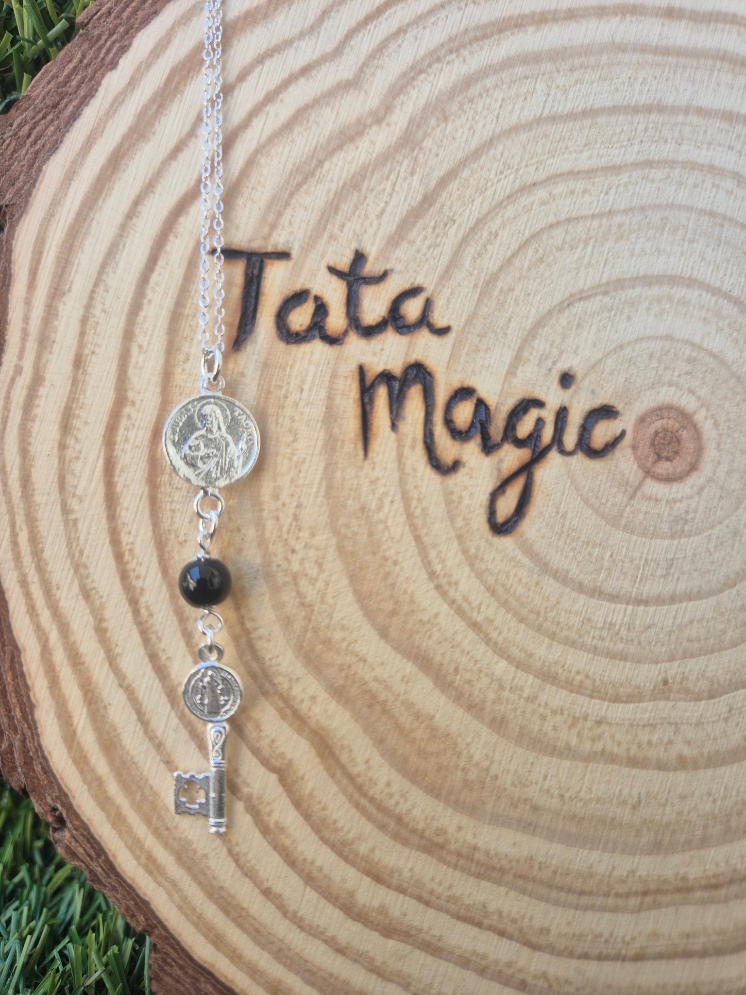 Colgante Doble Protección en Plata San Judas y San Benito con Ónix Consagrado Tienda esotérica Málaga - La Tienda de Tata Magic: tienda Esotérica en Málaga