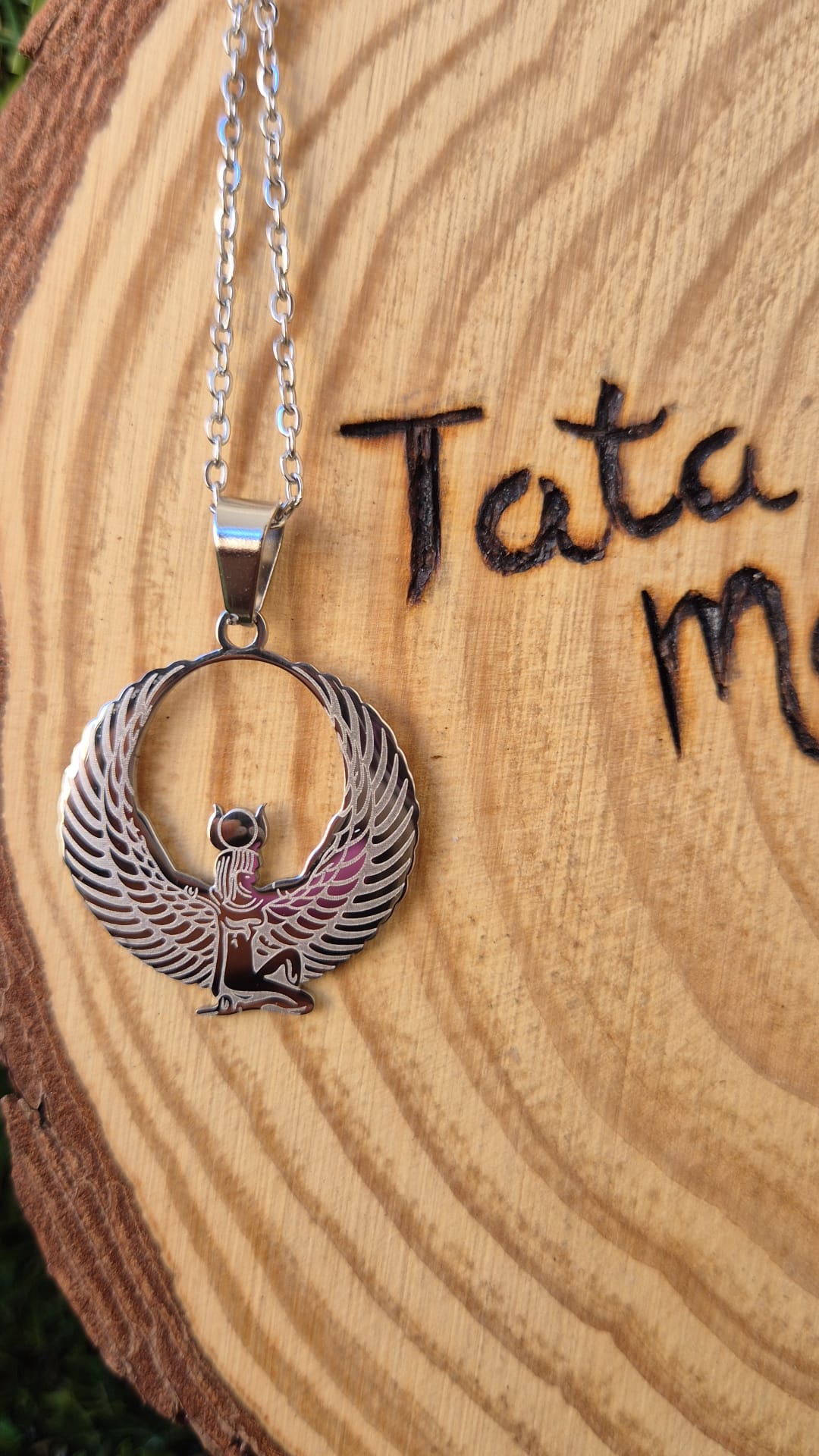 Colgante Isis Redondo en Acero Plateado - Rito Udjat de Protección y Sabiduría Tienda esotérica Málaga - La Tienda de Tata Magic: tienda Esotérica en Málaga