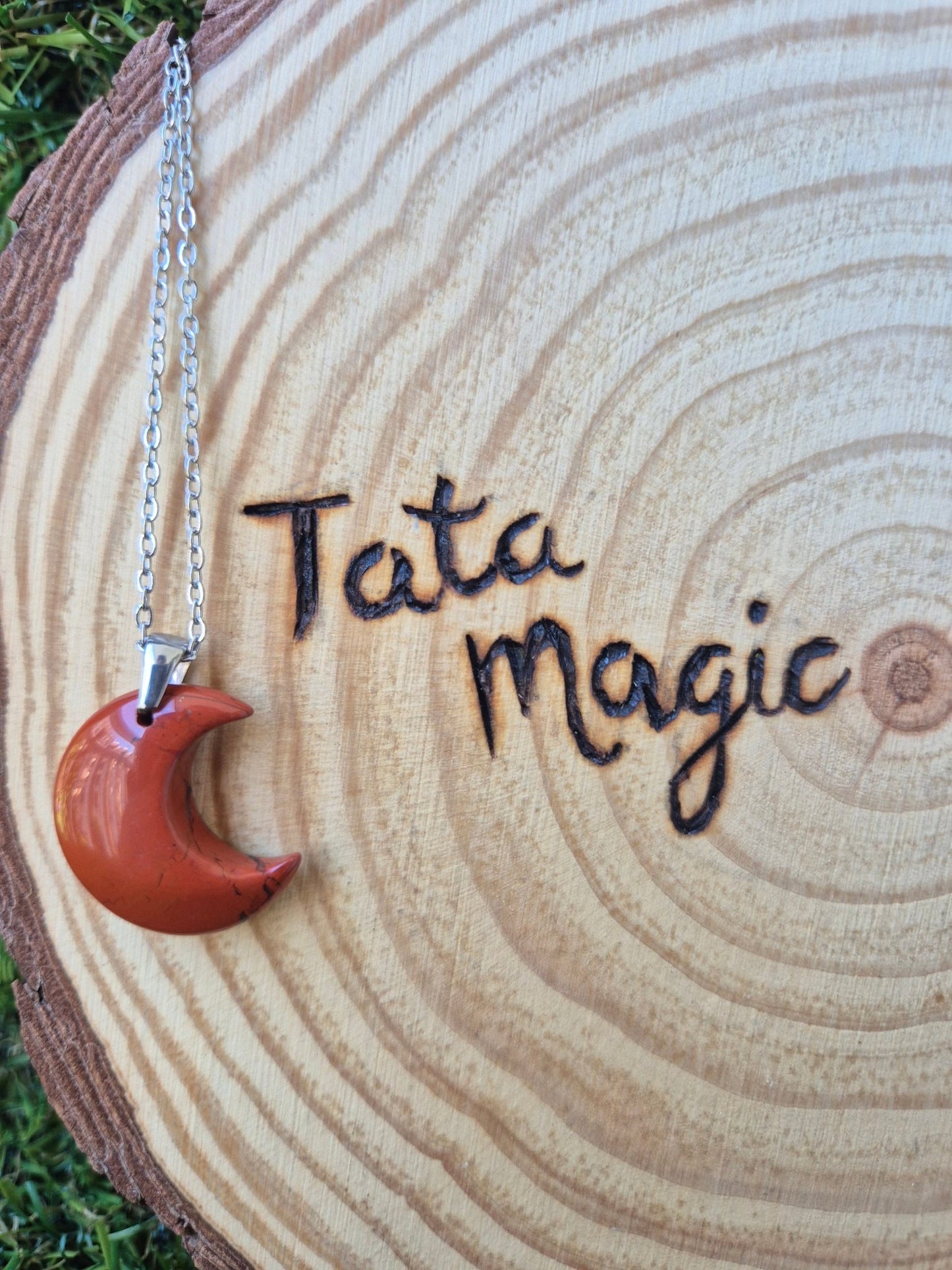 Colgante Luna de Jaspe rojo en Acero Inoxidable - Energía y Protección Consagrado Tienda esotérica Málaga - La Tienda de Tata Magic: tienda Esotérica en Málaga