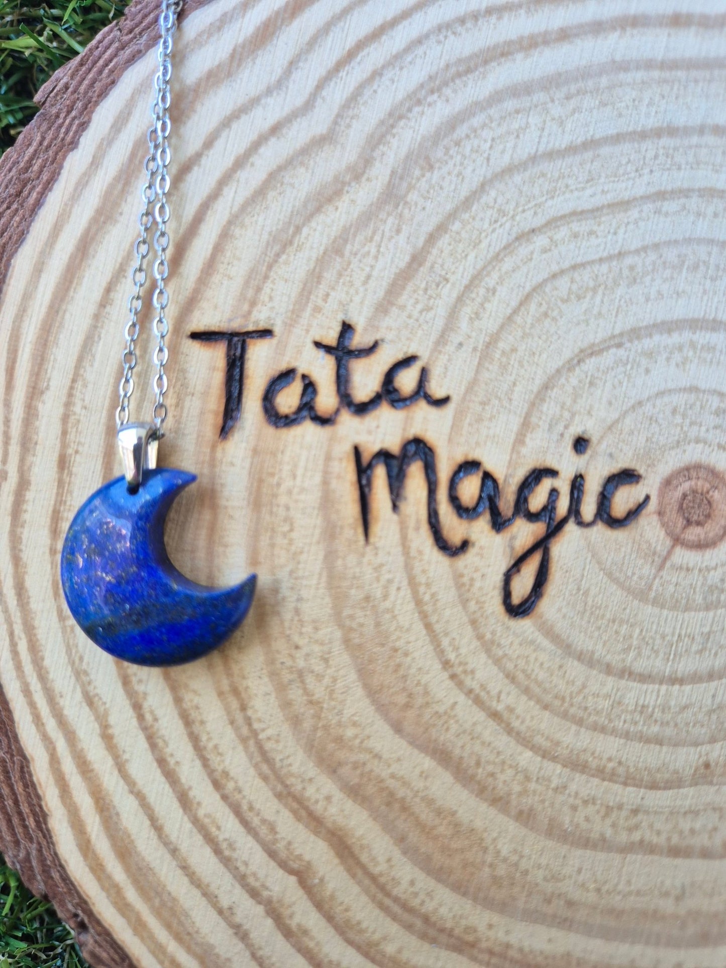 Colgante Luna de Lapislázuli en Acero Inoxidable - Sabiduría y Conexión Espiritual Consagrado Tienda esotérica Málaga - La Tienda de Tata Magic: tienda Esotérica en Málaga