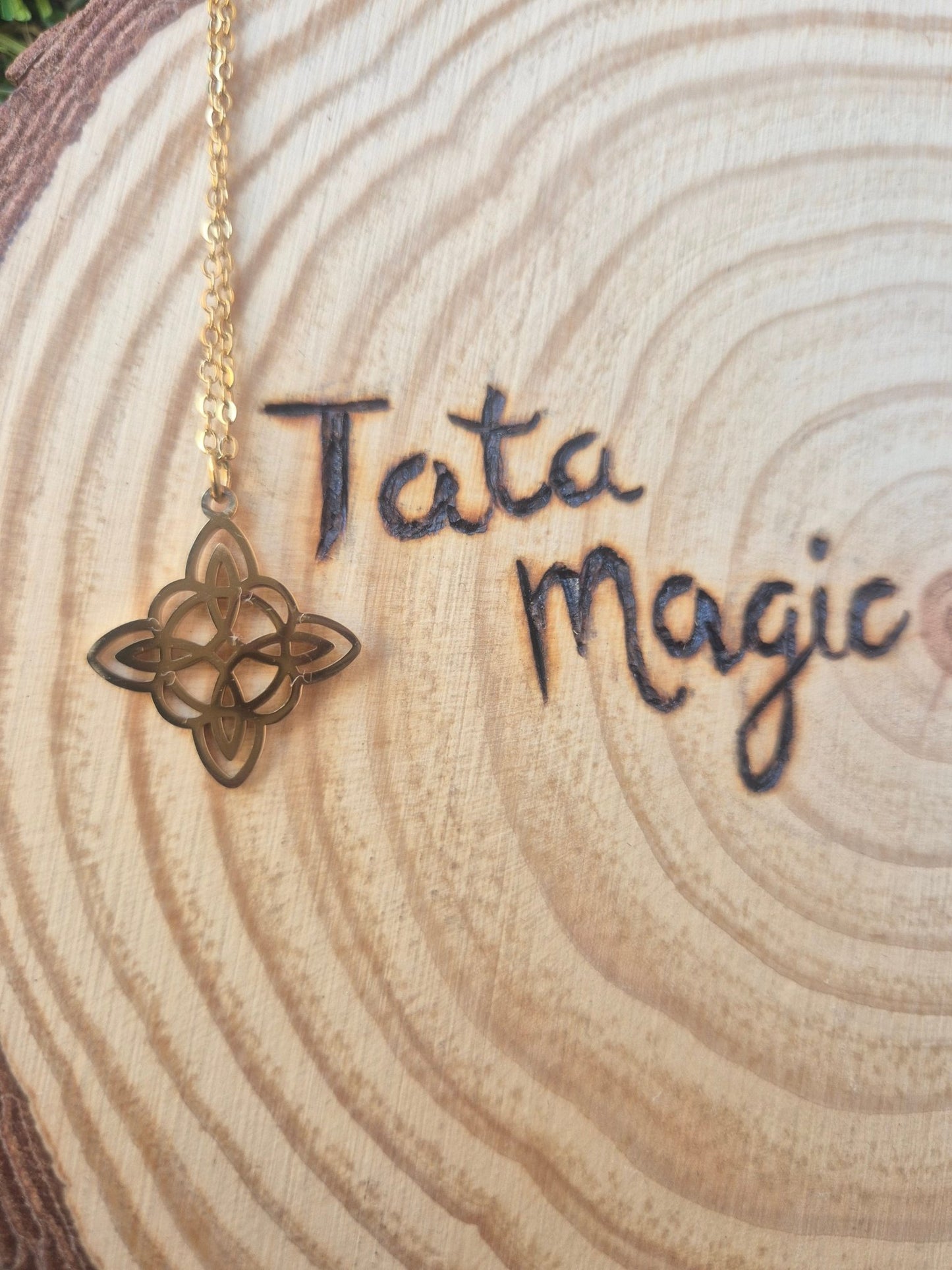 Colgante Nudo de Bruja Mediano Dorado Tienda esotérica Málaga - La Tienda de Tata Magic: tienda Esotérica en Málaga