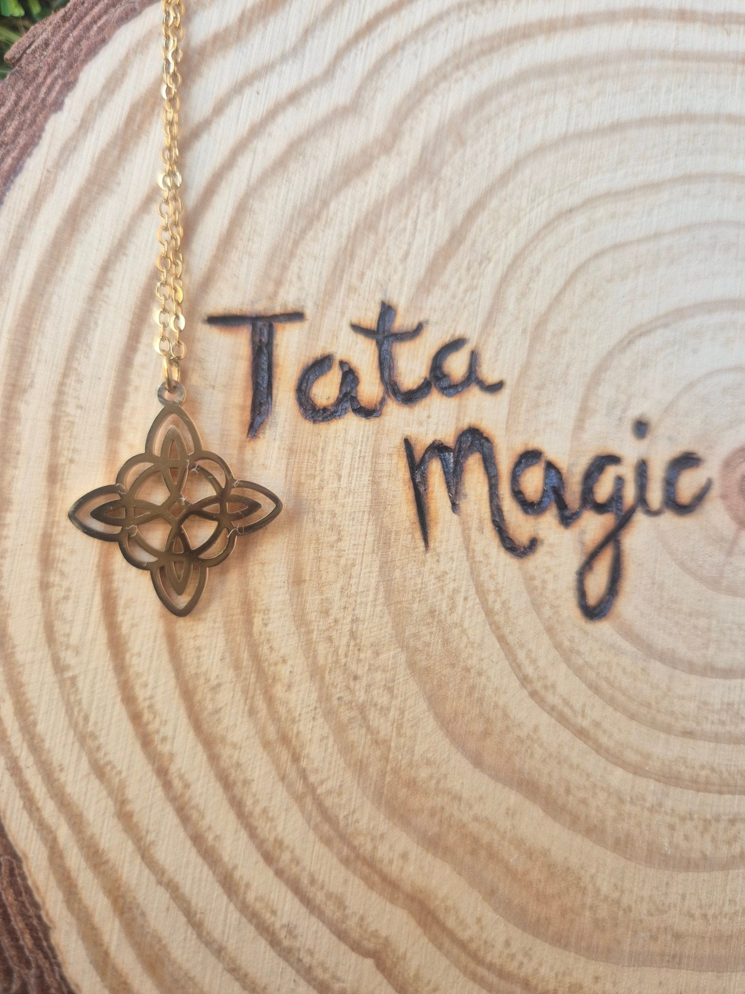 Colgante Nudo de Bruja Mediano Dorado Tienda esotérica Málaga - La Tienda de Tata Magic: tienda Esotérica en Málaga