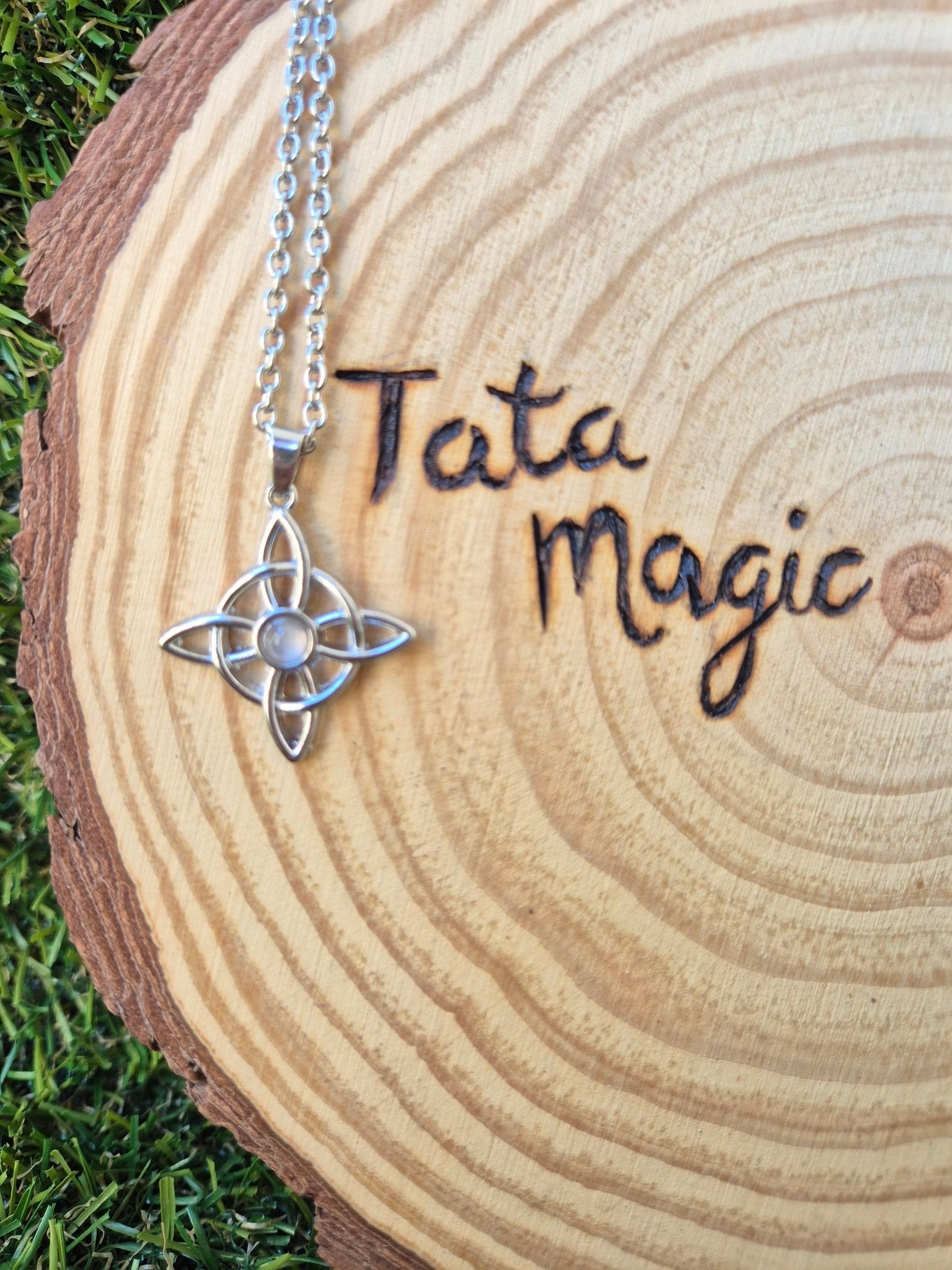 Colgante Nudo de Bruja con Cuarzo Rosa en Acero Inoxidable - Amor y Protección Tienda esotérica Málaga - La Tienda de Tata Magic: tienda Esotérica en Málaga