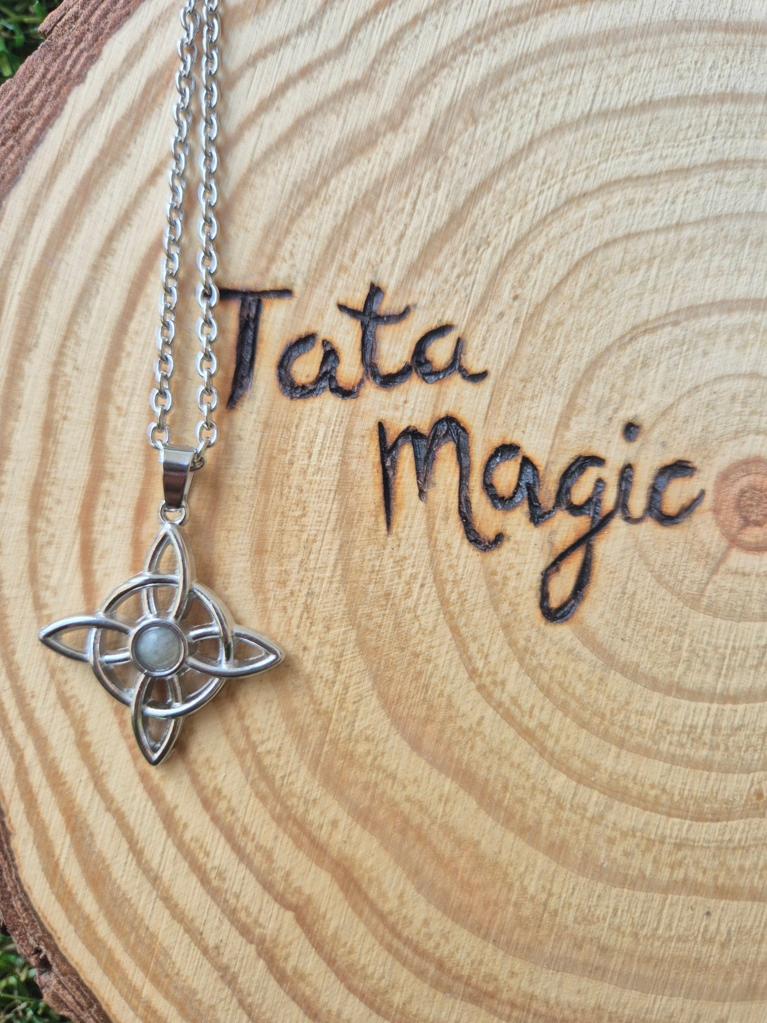 Colgante Nudo de Bruja con Labradorita en Acero Inoxidable - Protección e Intuición Tienda esotérica Málaga - La Tienda de Tata Magic: tienda Esotérica en Málaga
