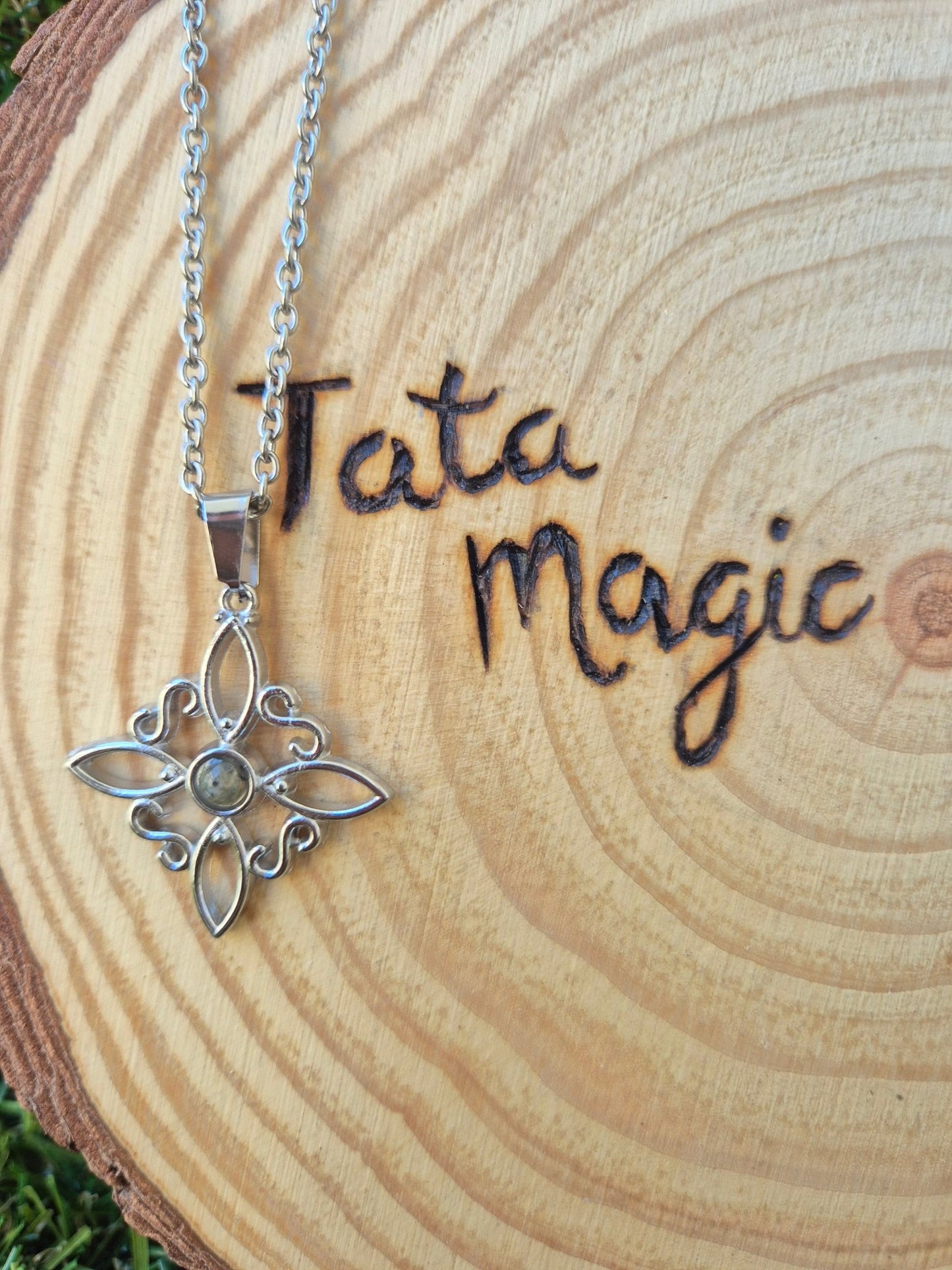 Colgante Nudo de Bruja con Labradorita en Acero Inoxidable - Protección y Magia Intuitiva Tienda esotérica Málaga - La Tienda de Tata Magic: tienda Esotérica en Málaga
