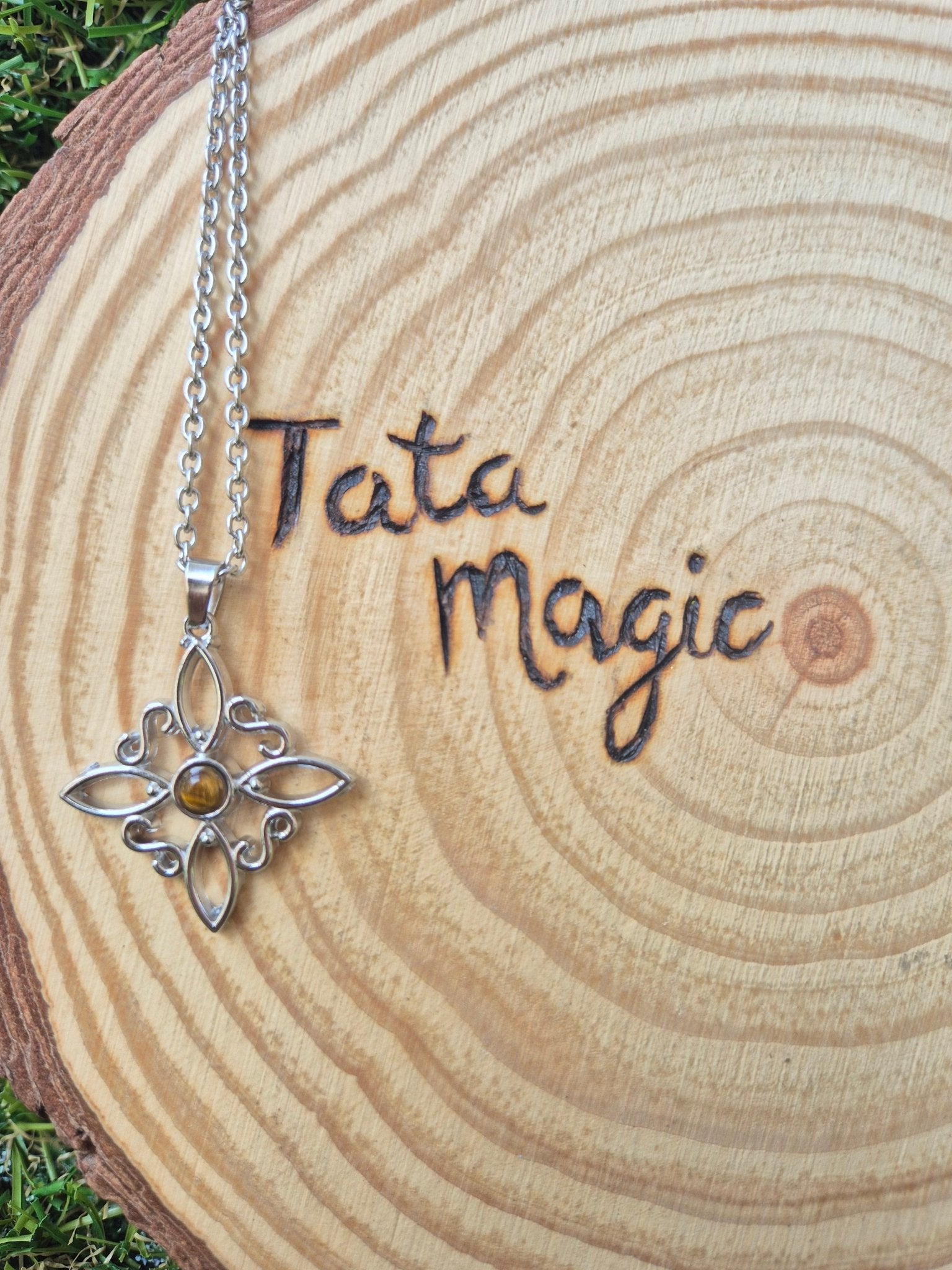 Colgante Nudo de Bruja con Ojo de Tigre en Acero Inoxidable - Protección y Energía Tienda esotérica Málaga - La Tienda de Tata Magic: tienda Esotérica en Málaga
