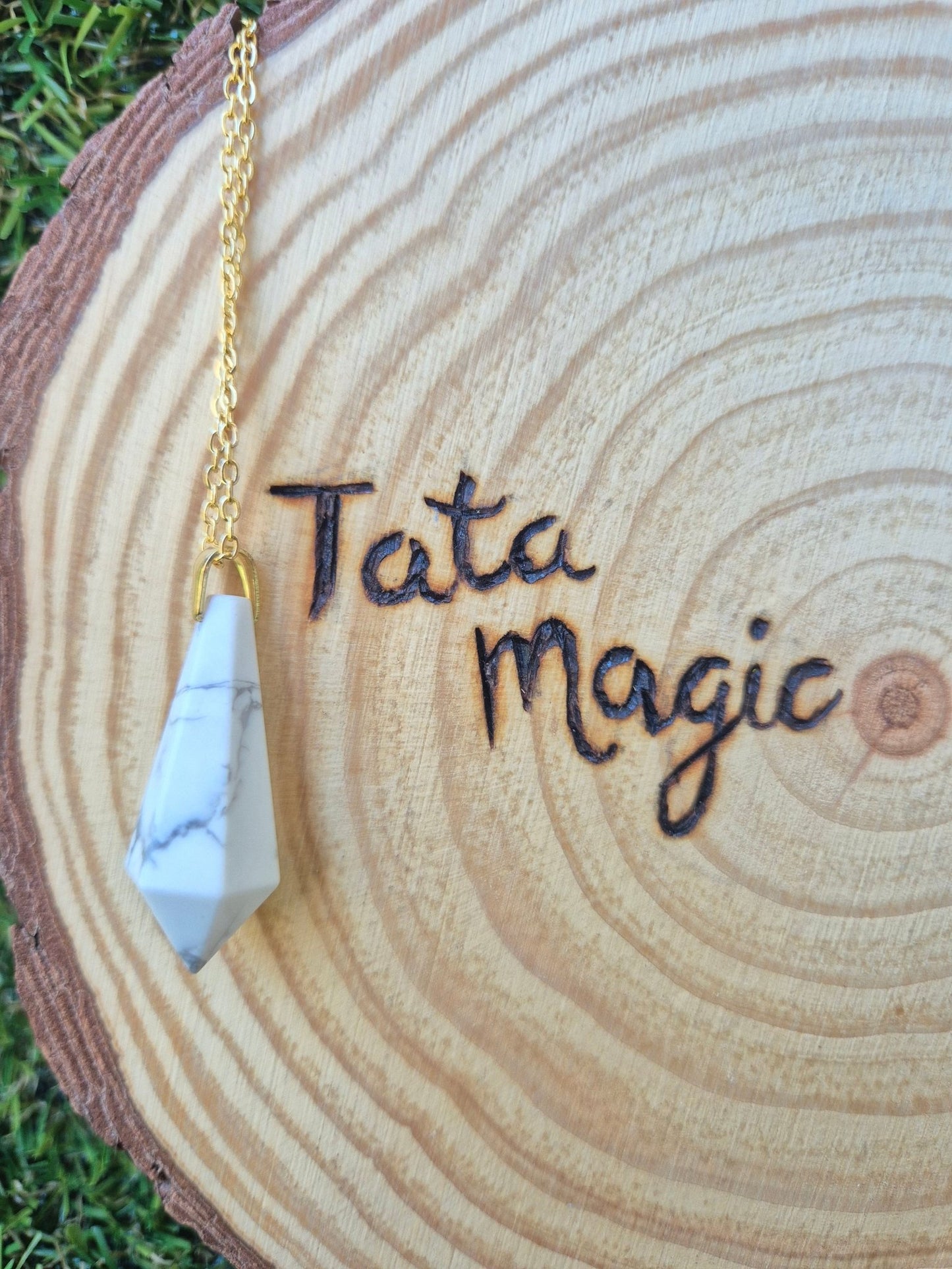 Colgante Péndulo Howlite en acero inoxidable consagrado - Equilibrio y Calma para ansiedad/estrés Tienda esotérica Málaga - La Tienda de Tata Magic: tienda Esotérica en Málaga