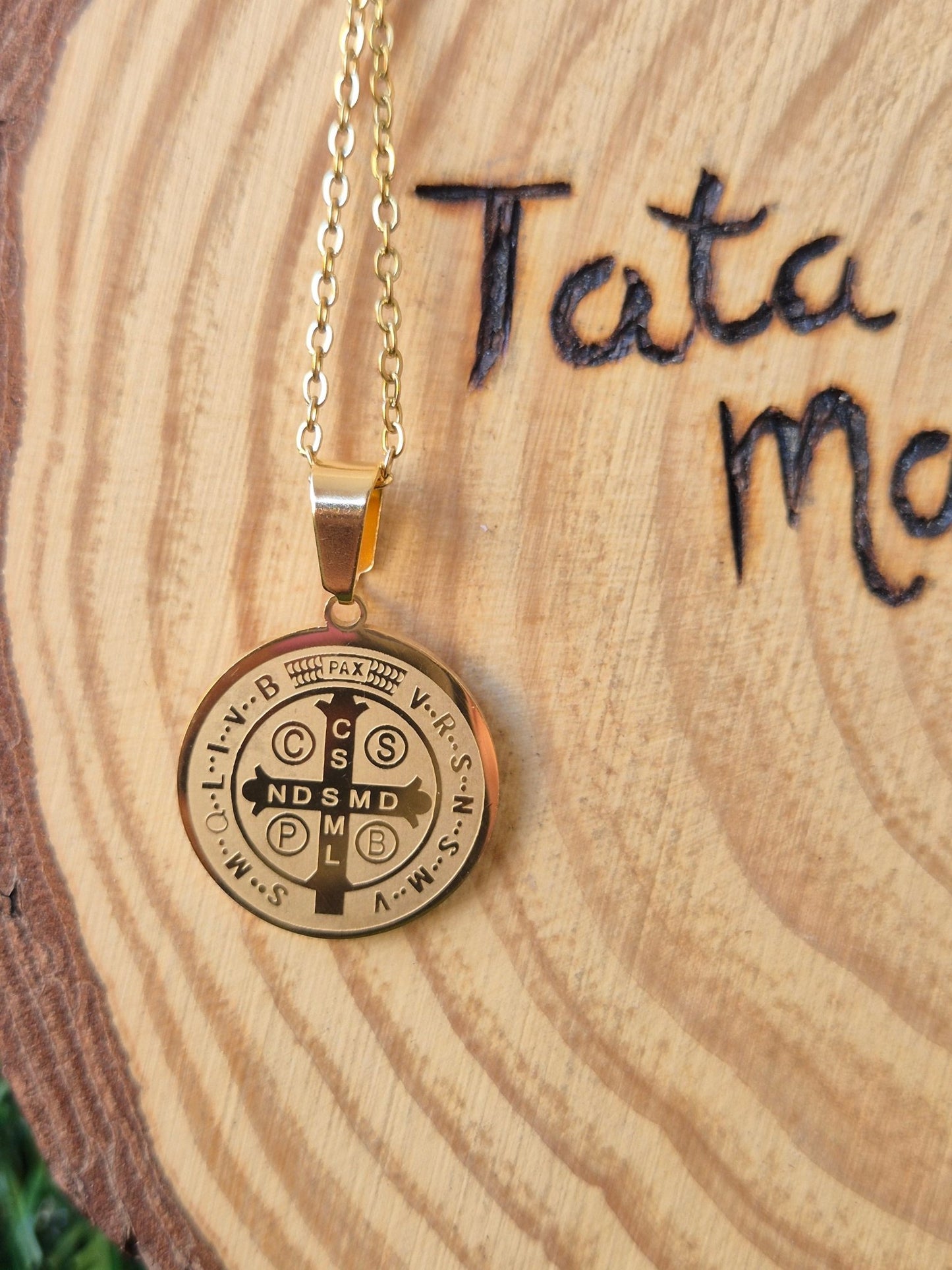 Colgante San Benito en Acero Dorado Tienda esotérica Málaga - La Tienda de Tata Magic: tienda Esotérica en Málaga