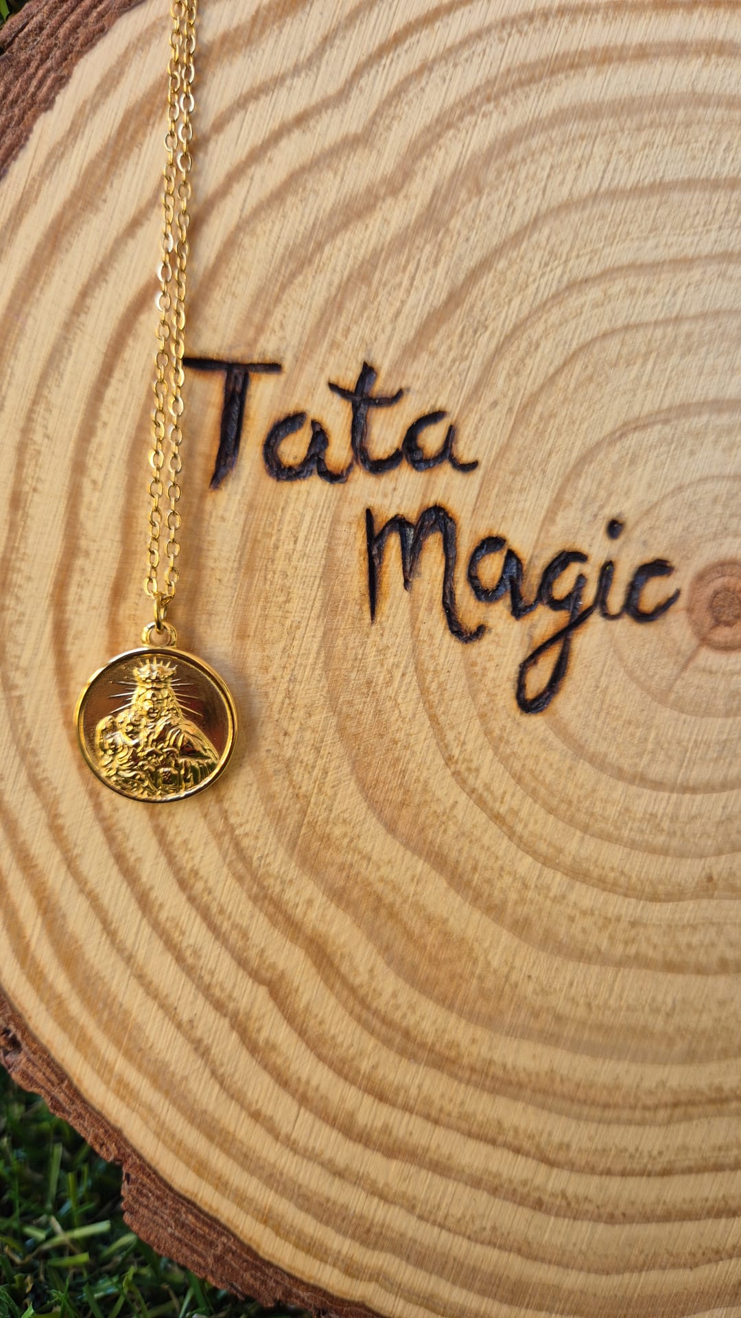 Colgante Virgen del Carmen en Acero Dorado - Amuleto para las Ánimas del Purgatorio Tienda esotérica Málaga - La Tienda de Tata Magic: tienda Esotérica en Málaga