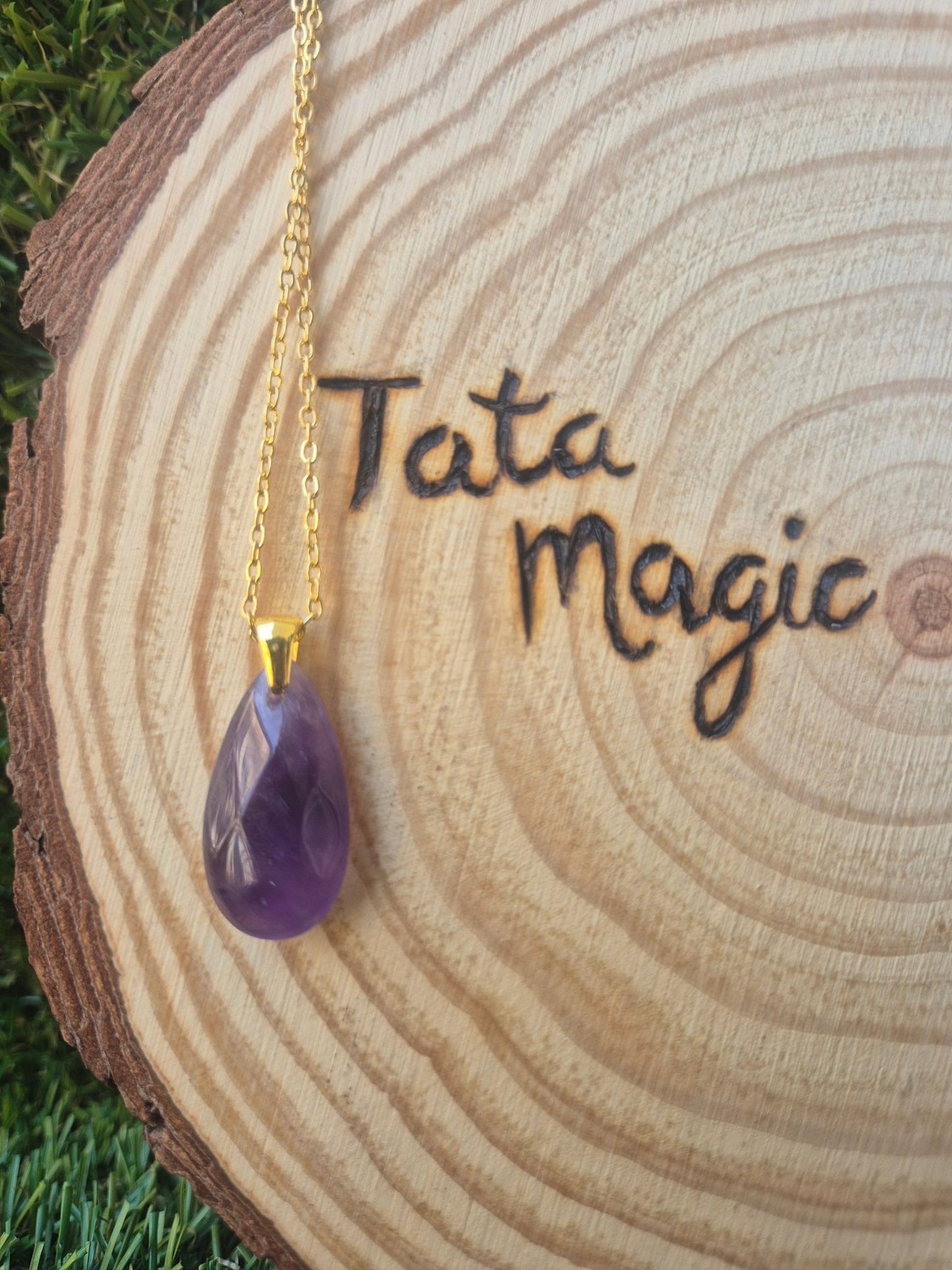 Colgante de Amatista Facetada con Cadena Acero Dorado - Paz y Protección Tienda esotérica Málaga - La Tienda de Tata Magic: tienda Esotérica en Málaga