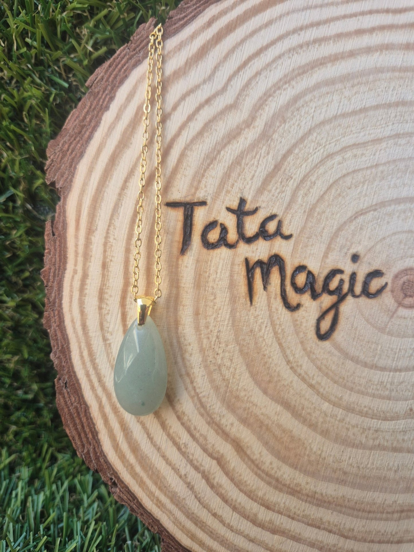 Colgante de Aventurina Verde Facetada con Cadena Acero Dorado - Prosperidad y Suerte Tienda esotérica Málaga - La Tienda de Tata Magic: tienda Esotérica en Málaga
