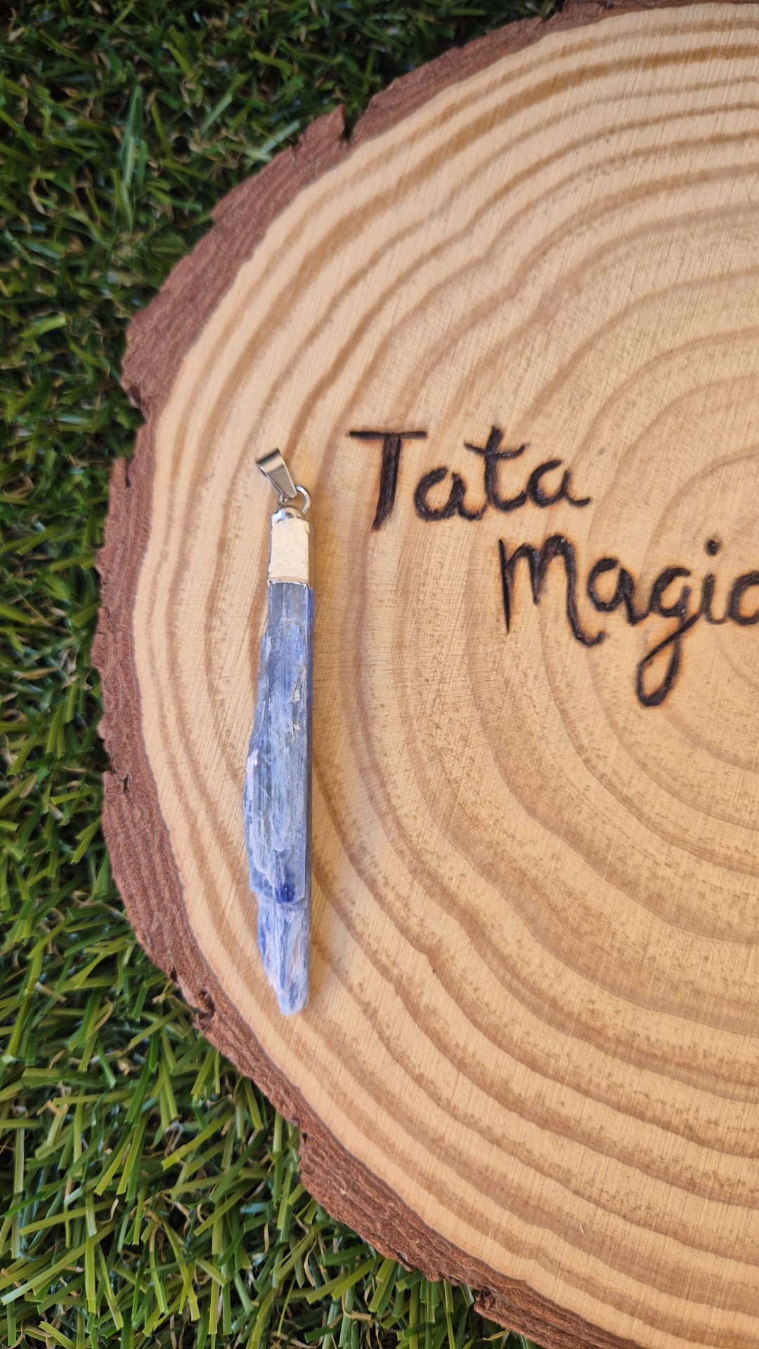 Colgante de Cianita Azul en Cabujón - Comunicación y Paz Interior JoyeriamineralescolgantesTienda esotérica Málaga - La Tienda de Tata Magic: tienda Esotérica en Málaga