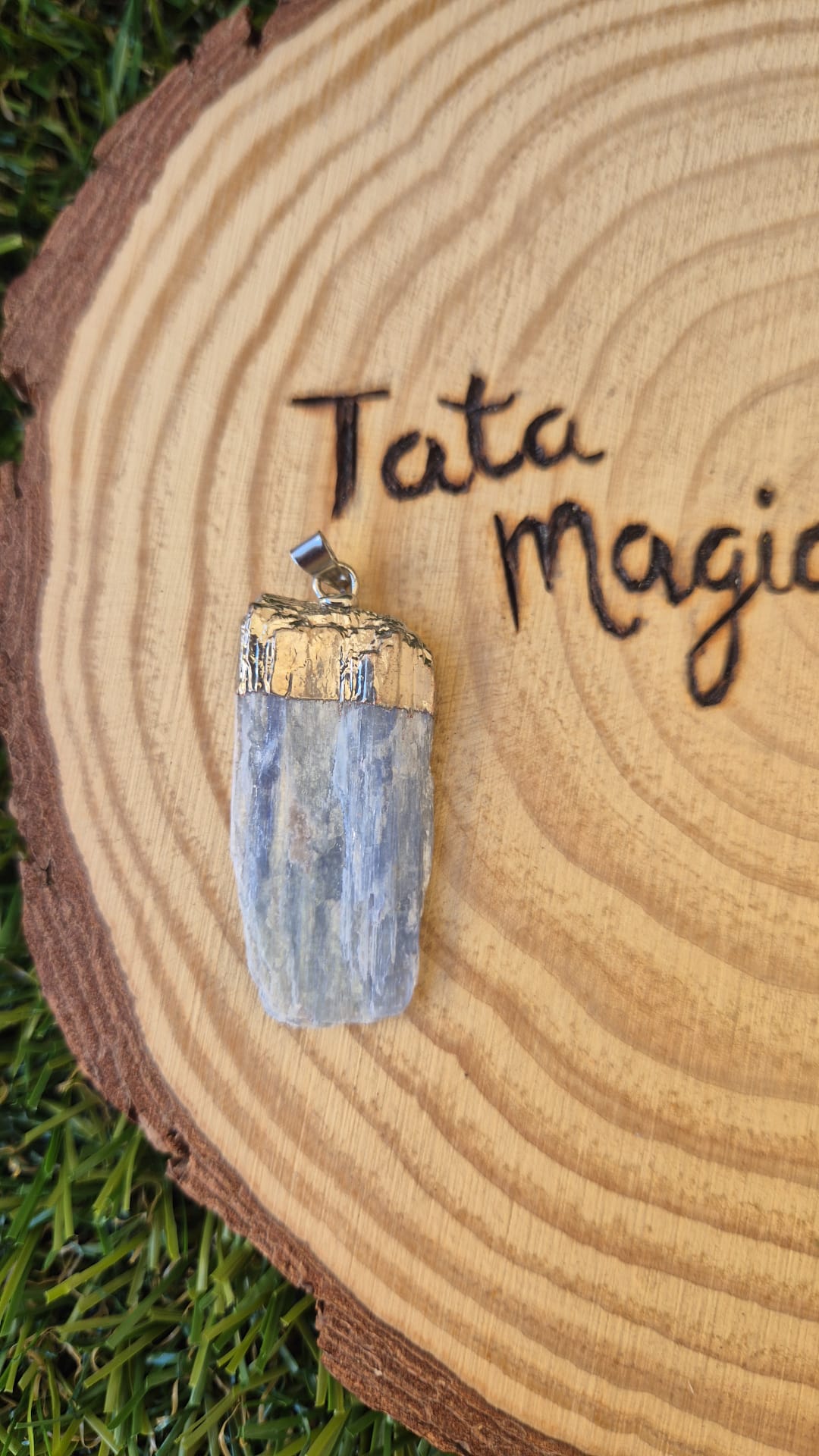 Colgante de Cianita Azul en Cabujón - Equilibrio, Protección y Comunicación JoyeriamineralescolgantesTienda esotérica Málaga - La Tienda de Tata Magic: tienda Esotérica en Málaga
