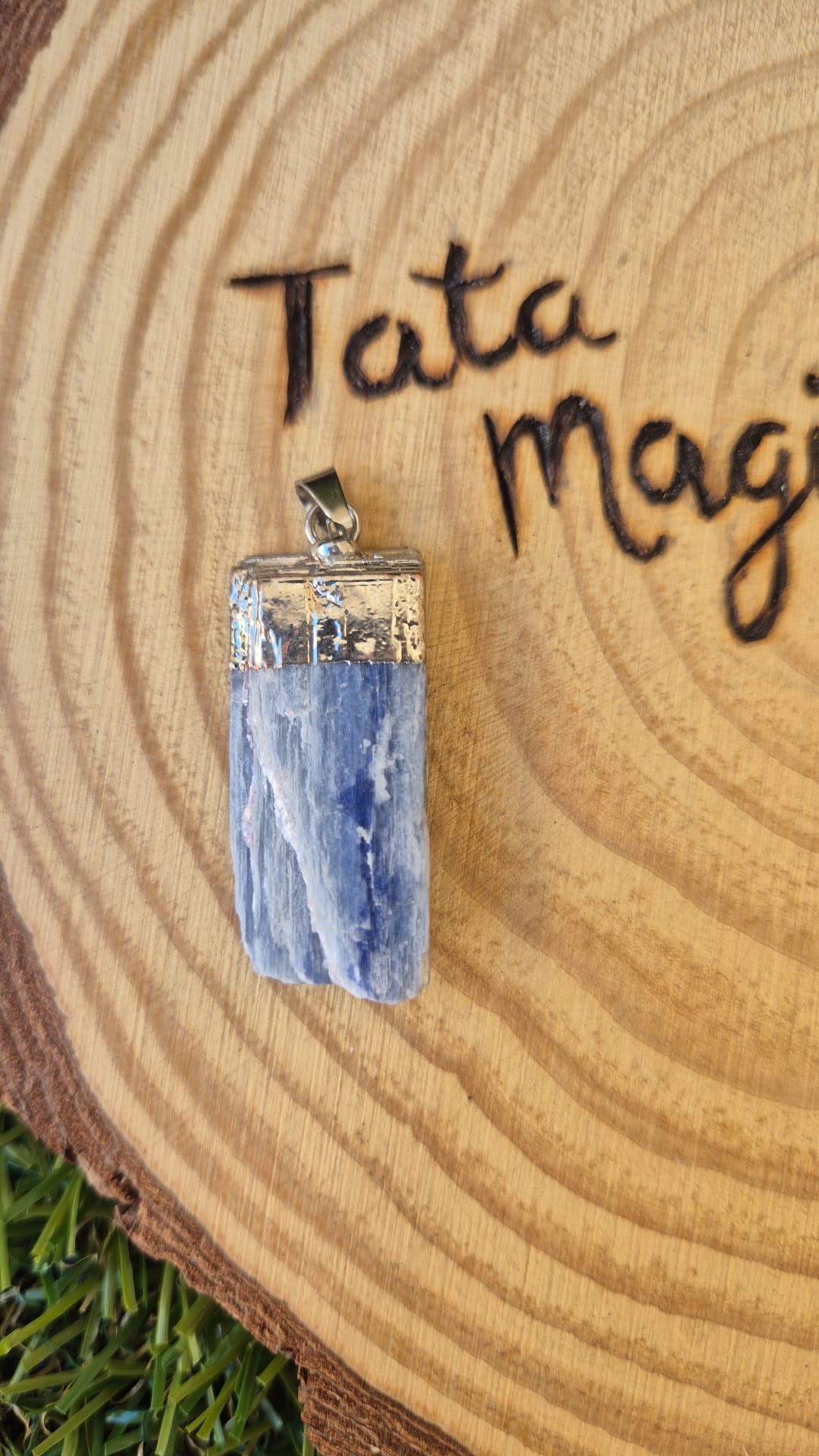 Colgante de Cianita Azul en Cabujón - La Espada de los Ángeles para Calma y Comunicación Divina JoyeriamineralescolgantesTienda esotérica Málaga - La Tienda de Tata Magic: tienda Esotérica en Málaga