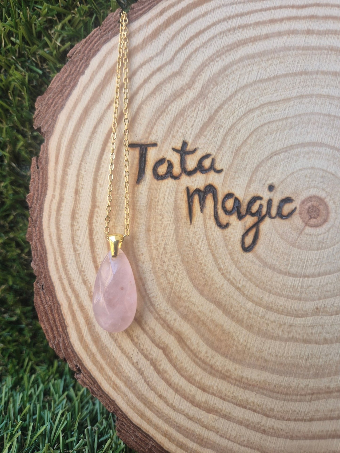 Colgante de Cuarzo Rosa Facetado con Cadena Acero Dorado - Amor y Armonía Tienda esotérica Málaga - La Tienda de Tata Magic: tienda Esotérica en Málaga