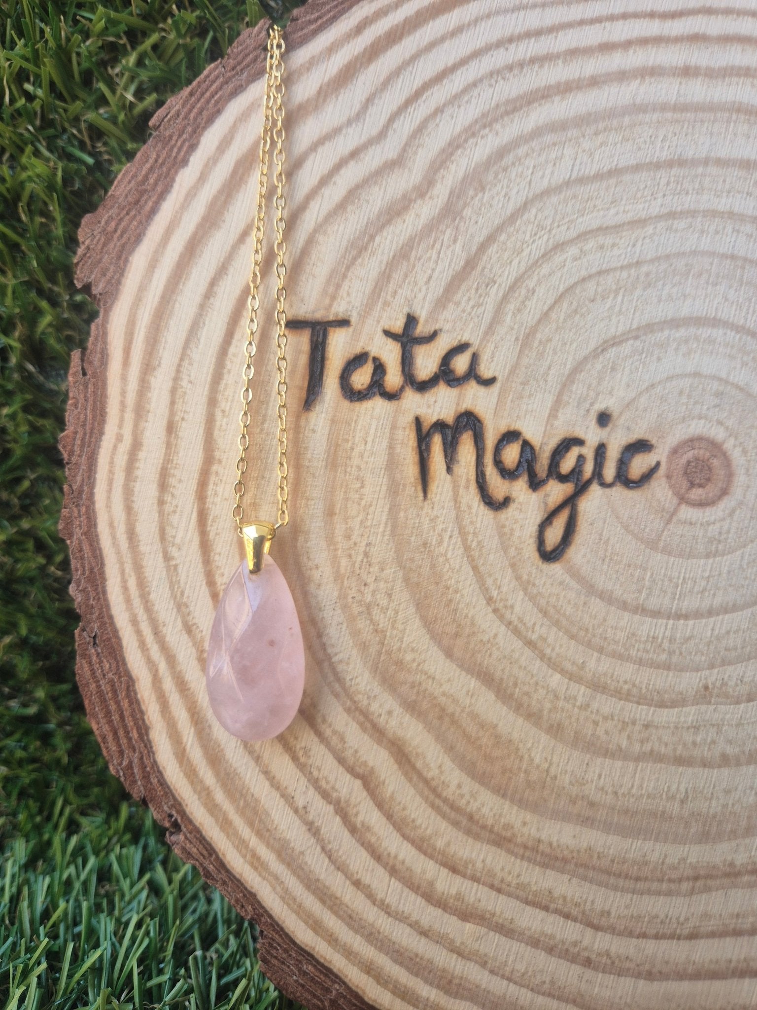 Colgante de Cuarzo Rosa Facetado con Cadena Acero Dorado - Amor y Armonía Tienda esotérica Málaga - La Tienda de Tata Magic: tienda Esotérica en Málaga
