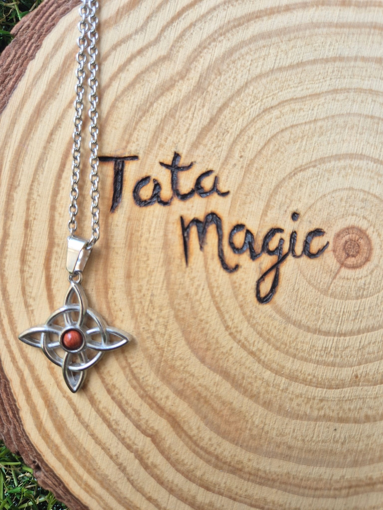 Colgante de Nudo de Bruja con Jaspe Rojo en Acero Inoxidable - Protección y Energía Tienda esotérica Málaga - La Tienda de Tata Magic: tienda Esotérica en Málaga