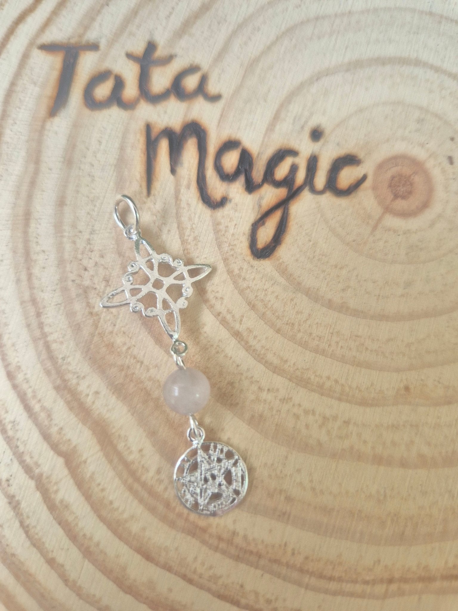 Colgante de Plata Doble Protección con Nudo de Bruja y Tetragrammaton con Cuarzo Rosa (sin cadena) consagrado Tienda esotérica Málaga - La Tienda de Tata Magic: tienda Esotérica en Málaga