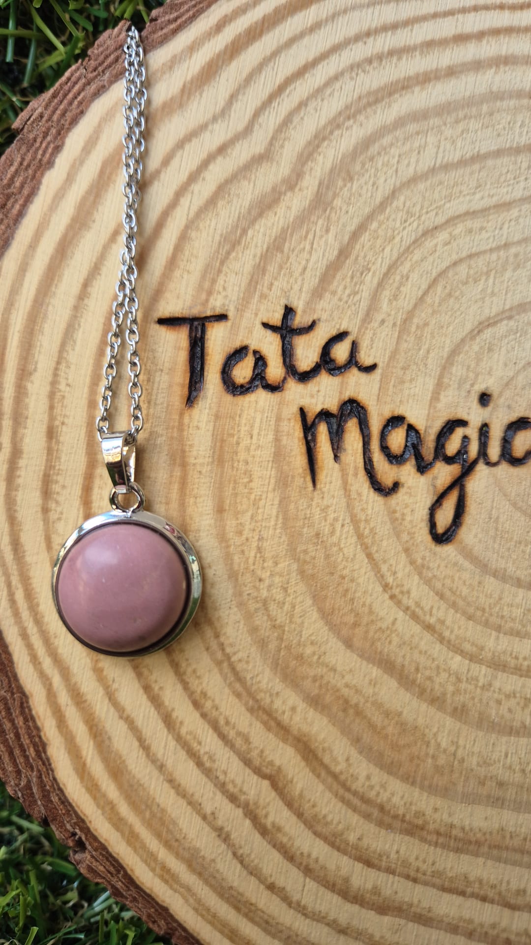 Colgante de Rodonita en Acero - Joyería Natural Tata Magic JoyeriamineralescolgantesTienda esotérica Málaga - La Tienda de Tata Magic: tienda Esotérica en Málaga