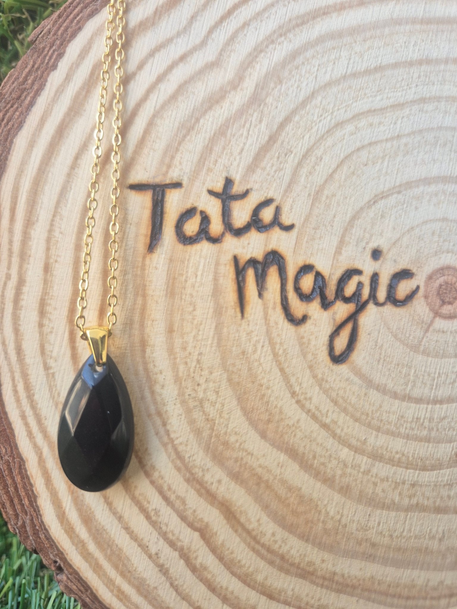 Colgante de Ónix Facetado con Cadena Acero Dorado - Protección y Fuerza Interior Tienda esotérica Málaga - La Tienda de Tata Magic: tienda Esotérica en Málaga