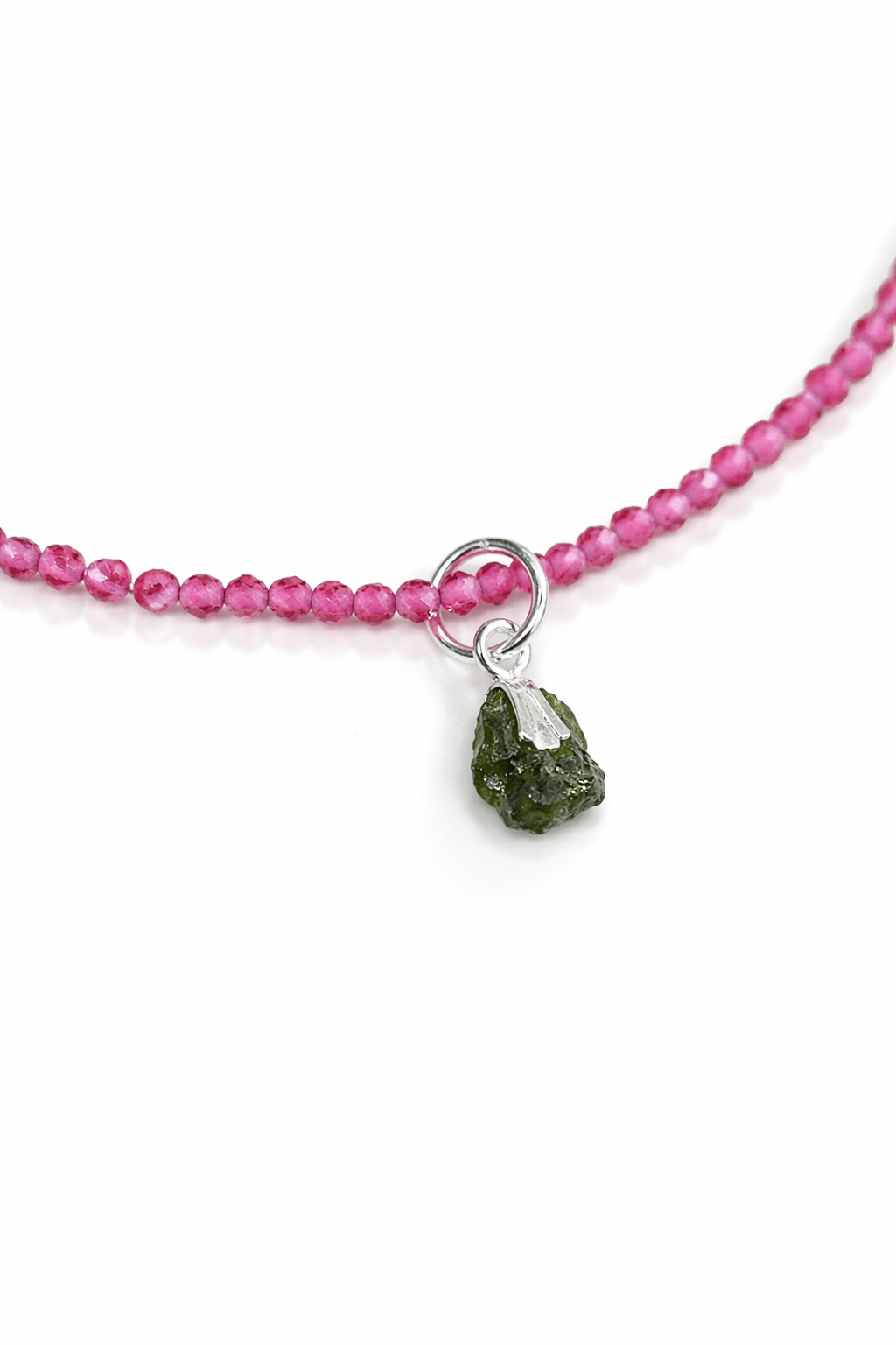 Collar de Moldavita con Rubí Facetado en Plata - Joya Energética de Alta Vibración JoyeriamineralescolgantesTienda esotérica Málaga - La Tienda de Tata Magic: tienda Esotérica en Málaga