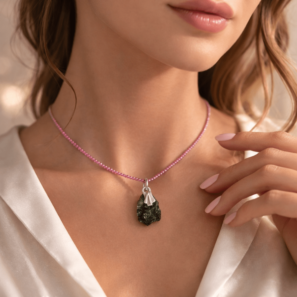 Collar de Moldavita con Rubí Facetado en Plata - Joya Energética de Alta Vibración JoyeriamineralescolgantesTienda esotérica Málaga - La Tienda de Tata Magic: tienda Esotérica en Málaga