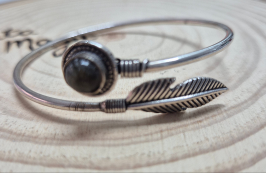 Brazalete con Labradorita en Alpaca Pluma - Joyería Étnica