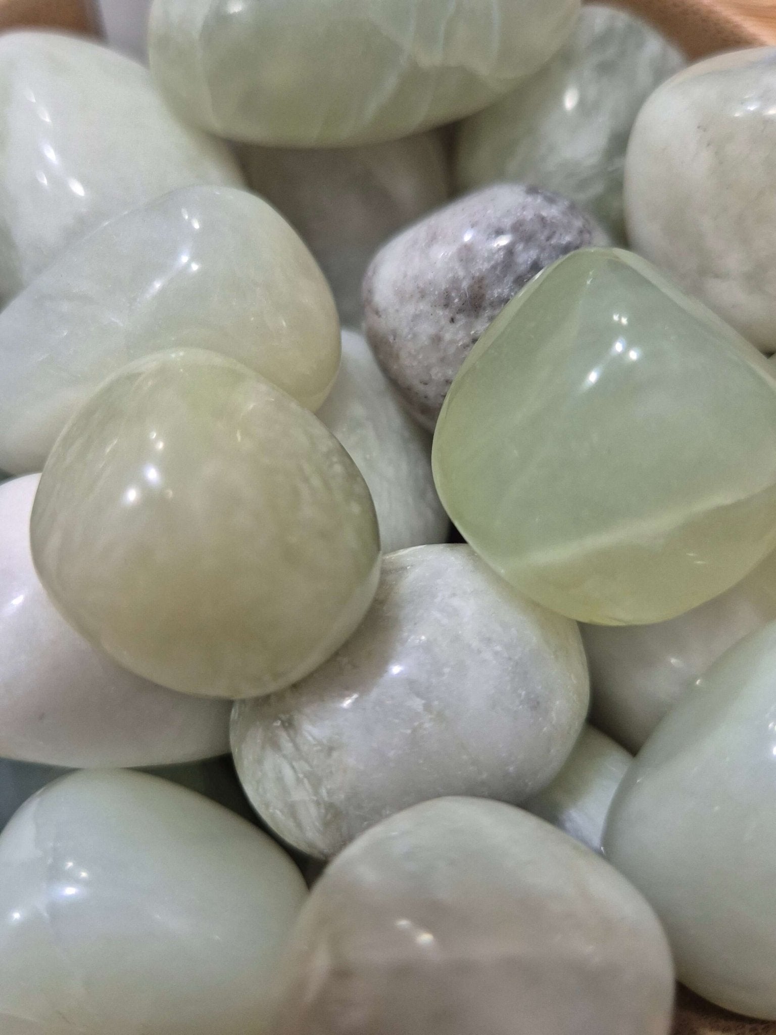 Mineral jade verde ( unidad) mineralesrodadosTienda esotérica Málaga - La Tienda de Tata Magic: tienda Esotérica en Málaga