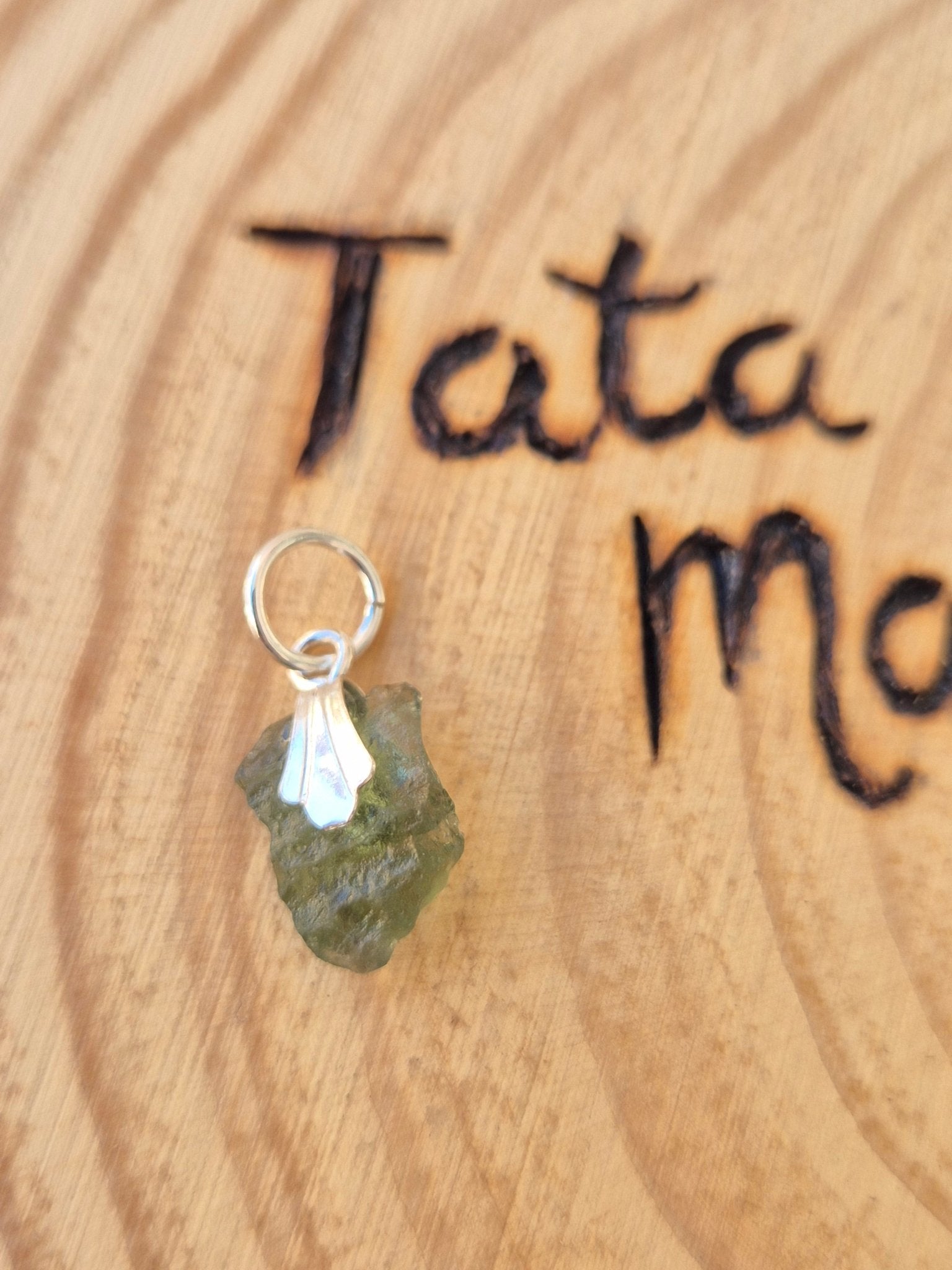 Moldavita - Piedra de Transformación y Conexión Cósmica con enganche de plata Tienda esotérica Málaga - La Tienda de Tata Magic: tienda Esotérica en Málaga