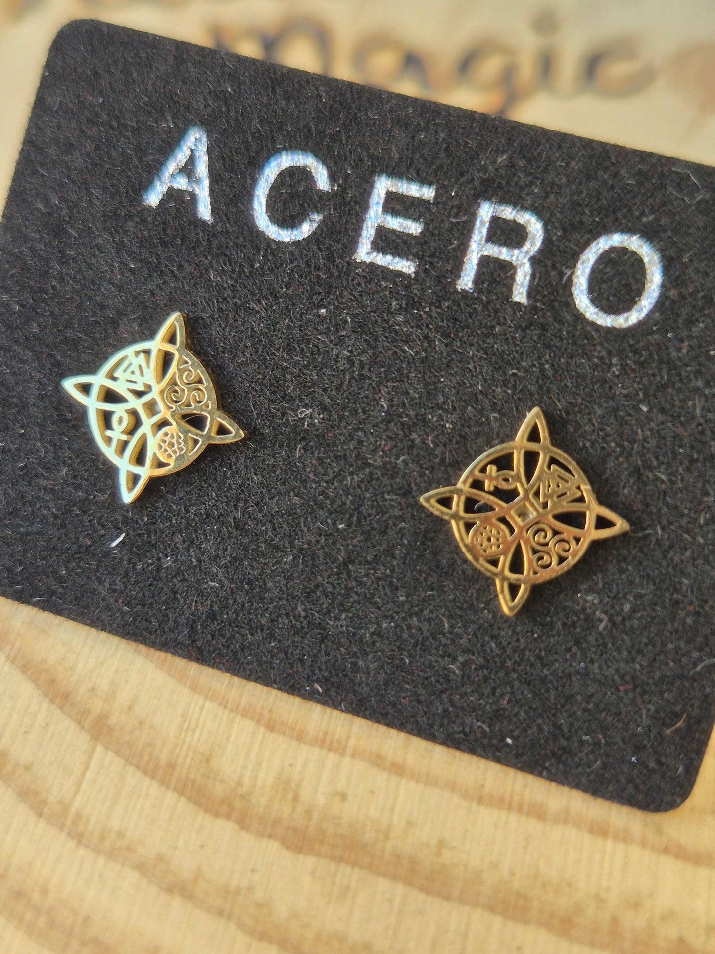 Pendientes Nudo de Bruja en Acero Dorado Pequeño Consagrado - Protección, Poder y Elegancia PendientesaceroTienda esotérica Málaga - La Tienda de Tata Magic: tienda Esotérica en Málaga