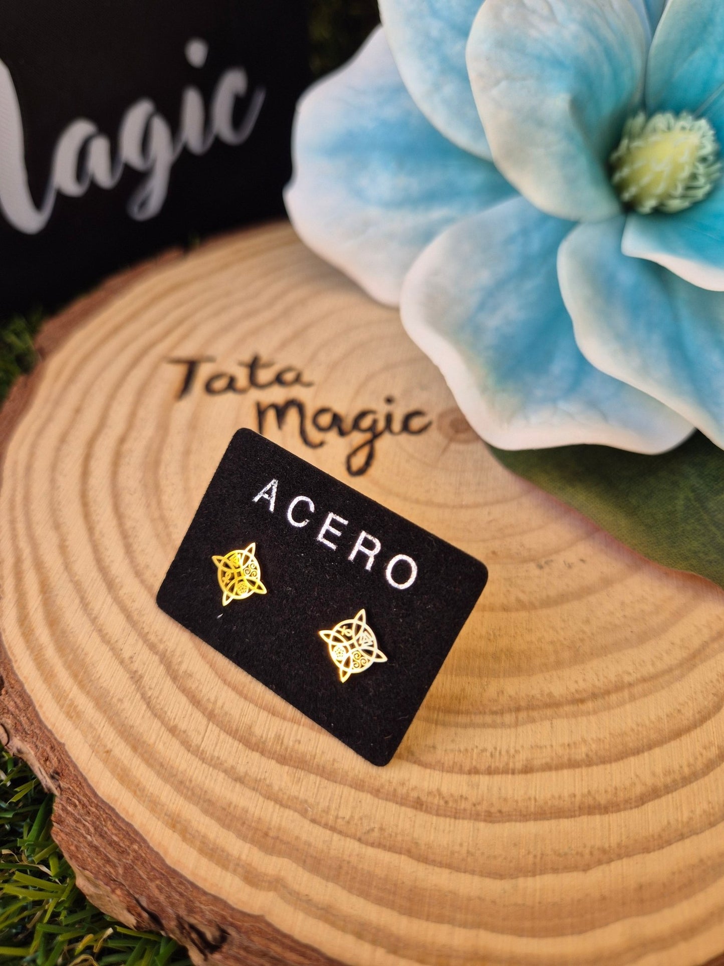Pendientes Nudo de Bruja en Acero Dorado Pequeño Consagrado - Protección, Poder y Elegancia PendientesaceroTienda esotérica Málaga - La Tienda de Tata Magic: tienda Esotérica en Málaga