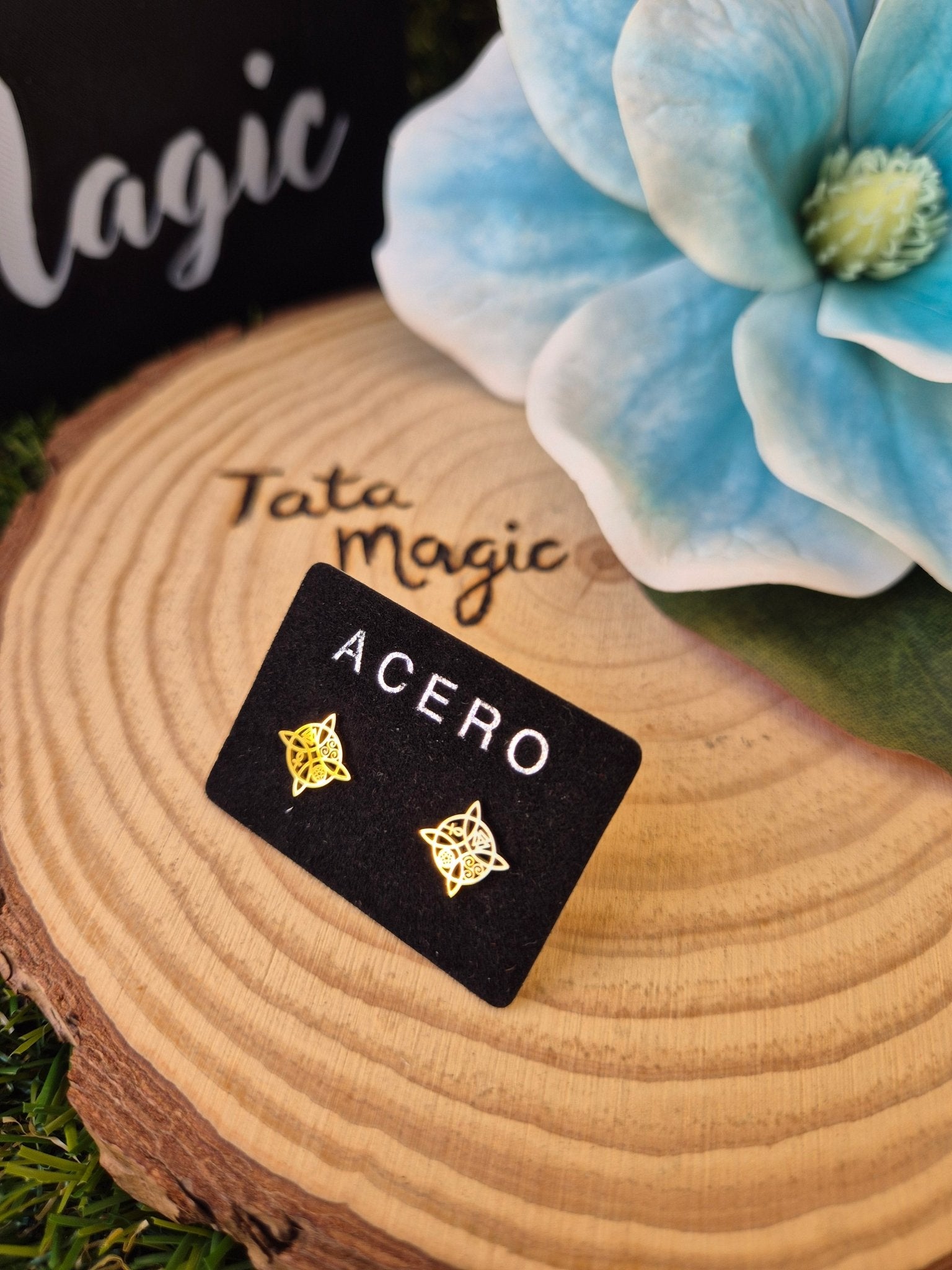 Pendientes Nudo de Bruja en Acero Dorado Pequeño Consagrado - Protección, Poder y Elegancia PendientesaceroTienda esotérica Málaga - La Tienda de Tata Magic: tienda Esotérica en Málaga