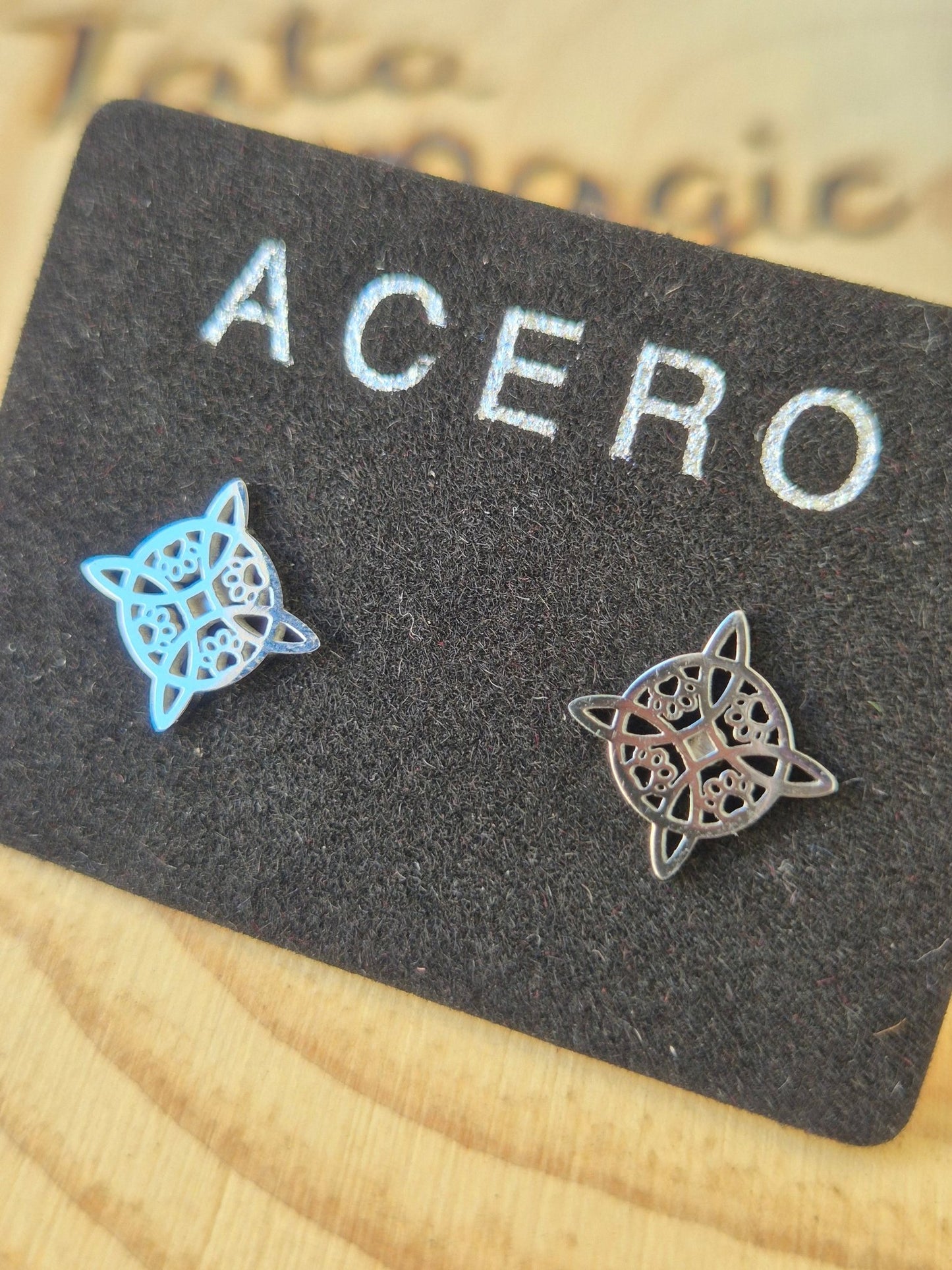 Pendientes Nudo de Bruja en Acero Plateado Pequeño Consagrado - Protección, Sabiduría y Energía Lunar PendientesaceroTienda esotérica Málaga - La Tienda de Tata Magic: tienda Esotérica en Málaga