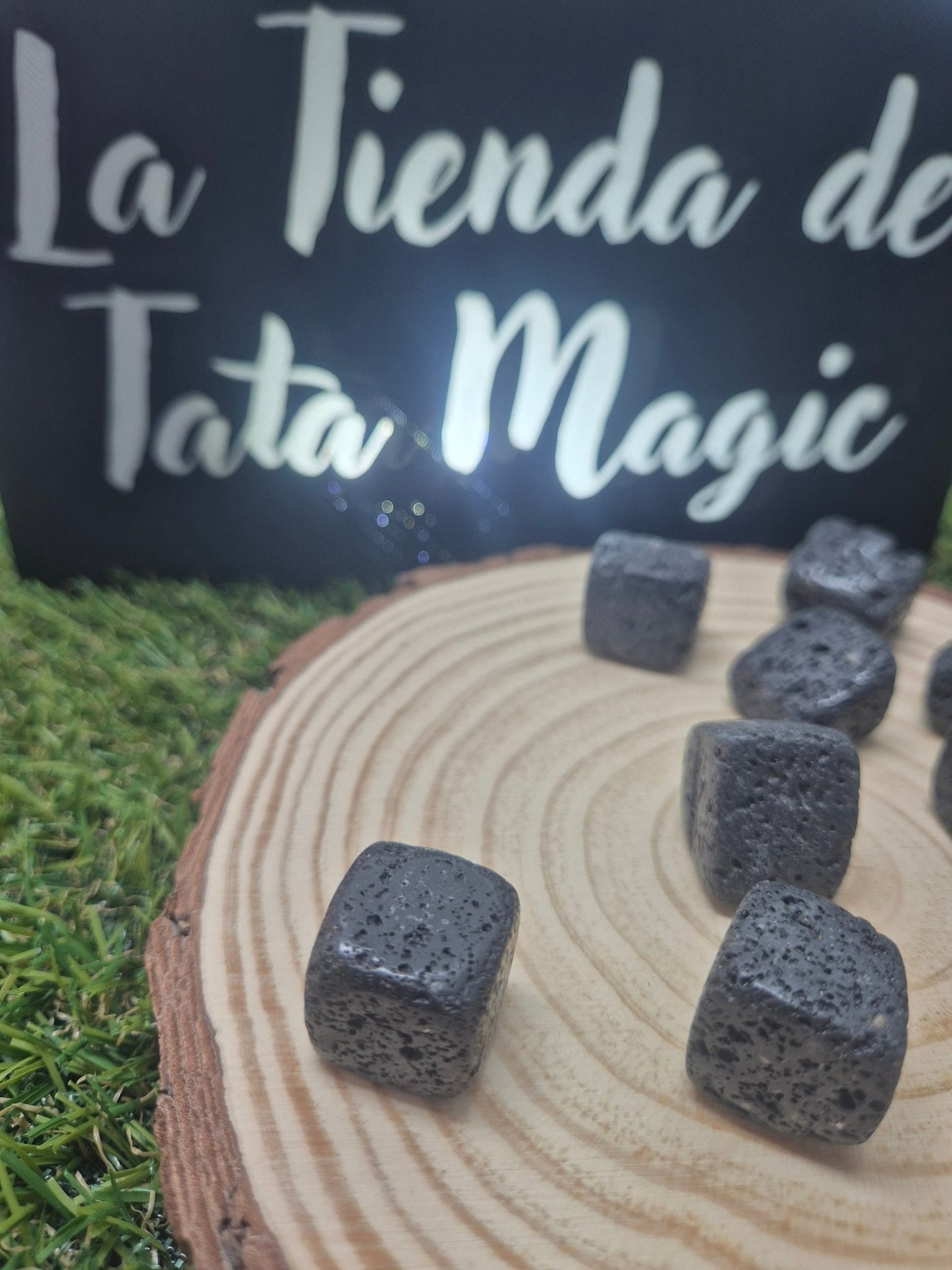 Piedra lava - Fuerza, protección y conexión a la tierra mineralesrodadosTienda esotérica Málaga - La Tienda de Tata Magic: tienda Esotérica en Málaga