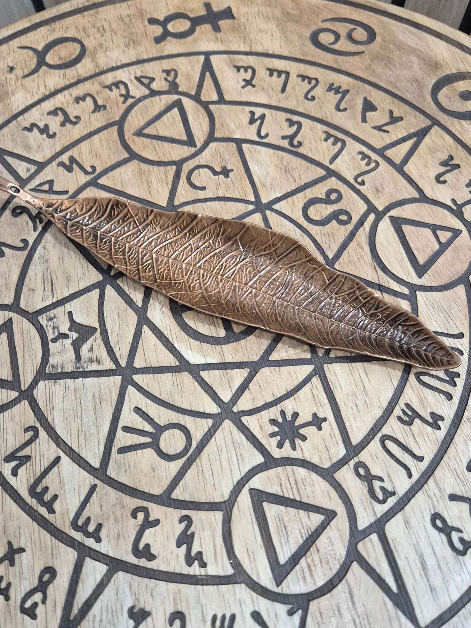 Porta Incienso Metálico Hoja — Elegante, Seguro y Decorativo Porta inciensoTienda esotérica Málaga - La Tienda de Tata Magic: tienda Esotérica en Málaga