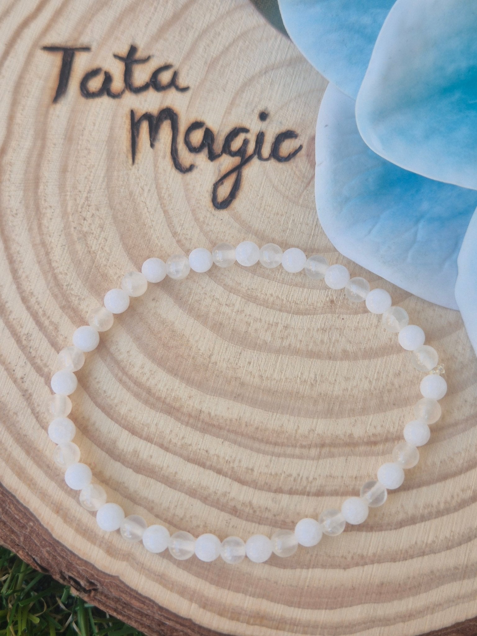 Pulsera Selenita con Tridacna - Equilibrio Emocional, Protección y Armonía interior JoyeriamineralespulserasTienda esotérica Málaga - La Tienda de Tata Magic: tienda Esotérica en Málaga