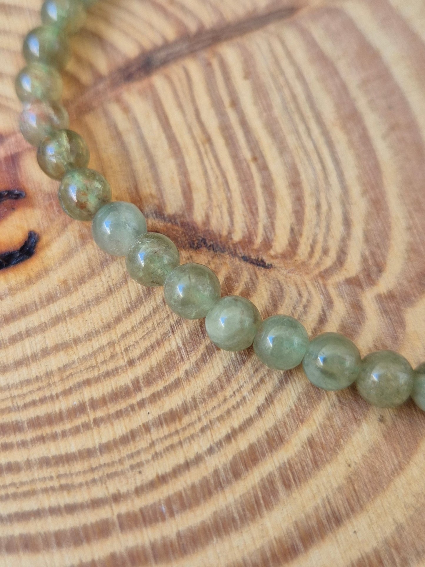 Pulsera de Apatita Verde 4mm - Vitalidad, Motivación y Equilibrio Emocional JoyeriamineralespulserasTienda esotérica Málaga - La Tienda de Tata Magic: tienda Esotérica en Málaga