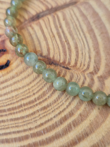 Pulsera de Apatita Verde 4mm - Vitalidad, Motivación y Equilibrio Emocional JoyeriamineralespulserasTienda esotérica Málaga - La Tienda de Tata Magic: tienda Esotérica en Málaga