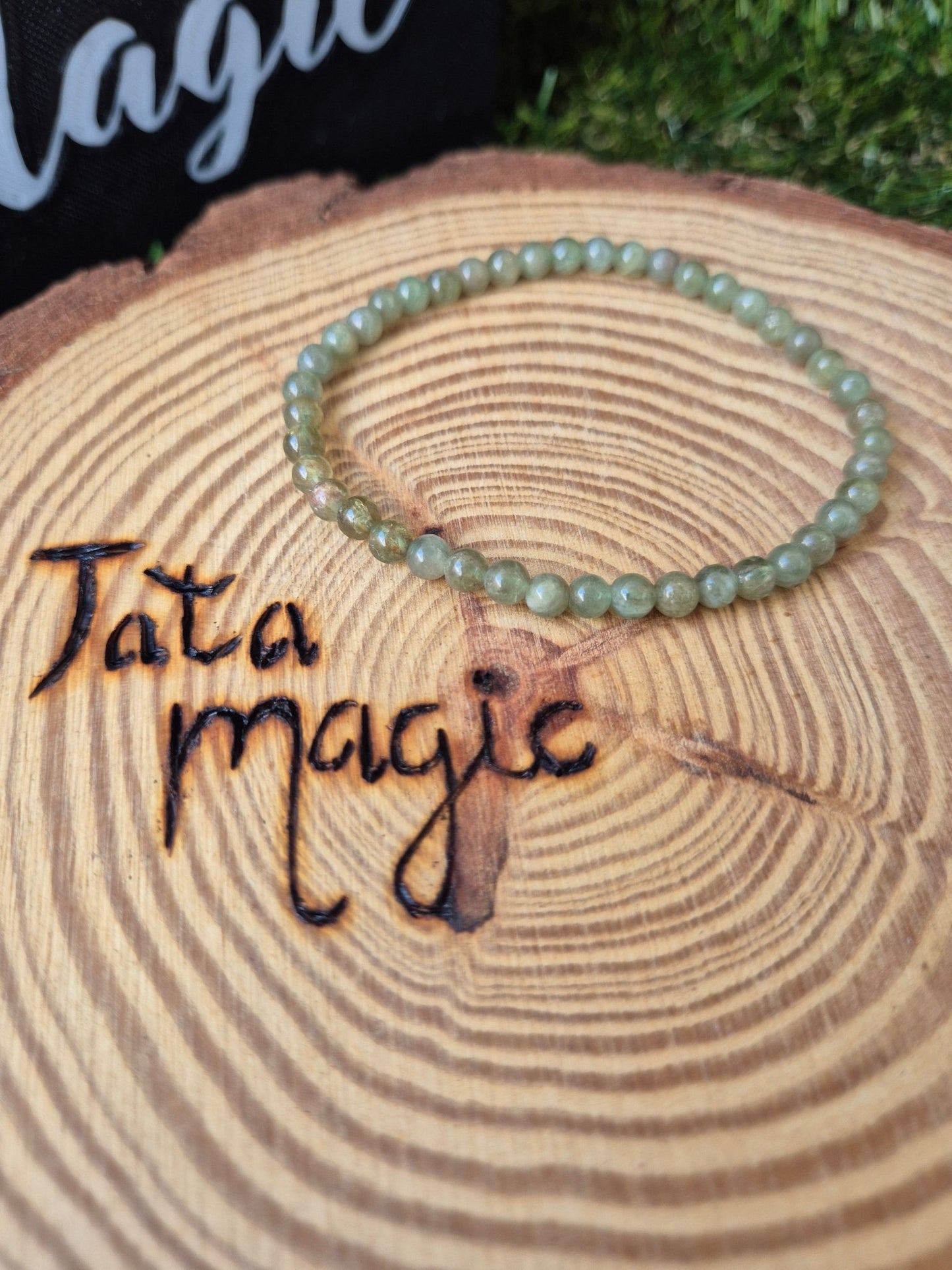 Pulsera de Apatita Verde 4mm - Vitalidad, Motivación y Equilibrio Emocional JoyeriamineralespulserasTienda esotérica Málaga - La Tienda de Tata Magic: tienda Esotérica en Málaga