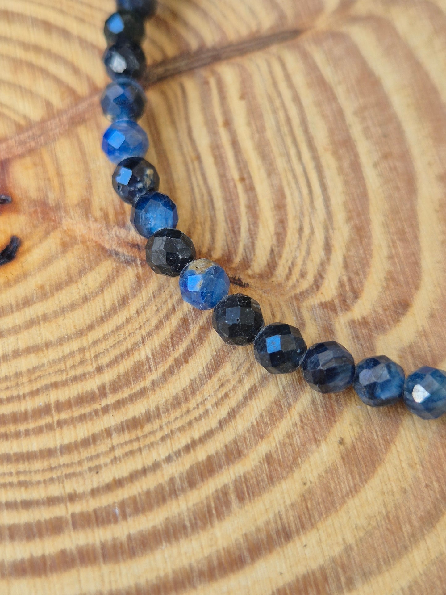 Pulsera de Cianita facetada 4mm - Comunicación, Calma y Energía Creativa