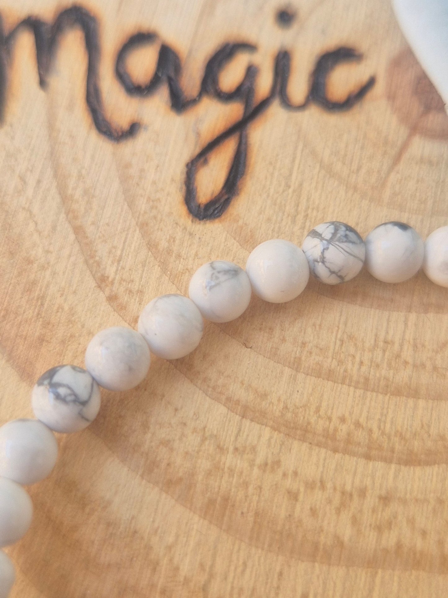 Pulsera de Howlite 4 mm - Clam, Serenidad y Equilibrio Interior JoyeriamineralespulserasTienda esotérica Málaga - La Tienda de Tata Magic: tienda Esotérica en Málaga