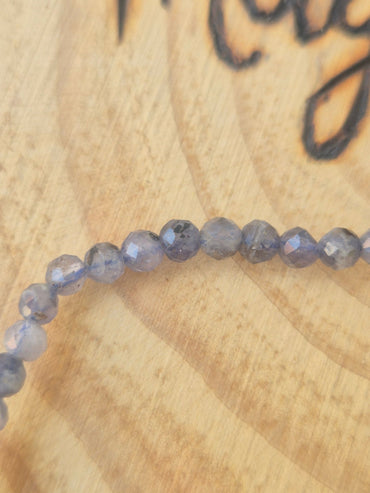 Pulsera de Iolita facetada 4mm - intuición, Visión Interior y Energía Espiritual JoyeriamineralespulserasTienda esotérica Málaga - La Tienda de Tata Magic: tienda Esotérica en Málaga