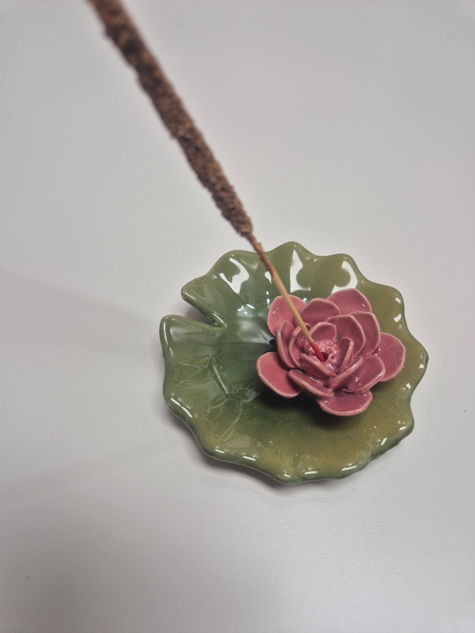 Quemador de incienso en forma de Flor de Loto en hoja de Nenúfar - cerámica decorativa Tienda esotérica Málaga - La Tienda de Tata Magic: tienda Esotérica en Málaga