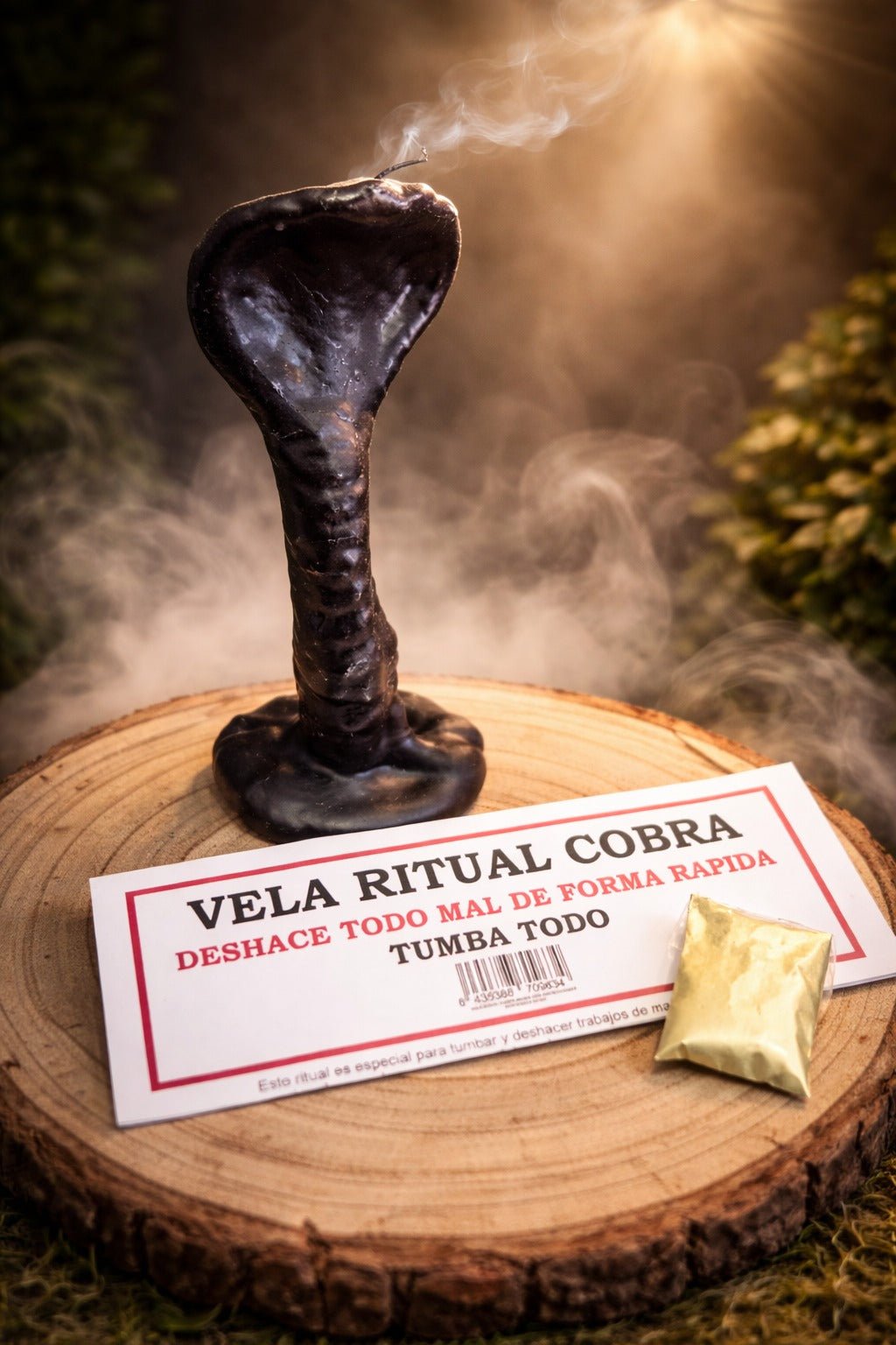 Vela ritual cobra negra en un entorno ritual con humo, ideal para cortar energías negativas.