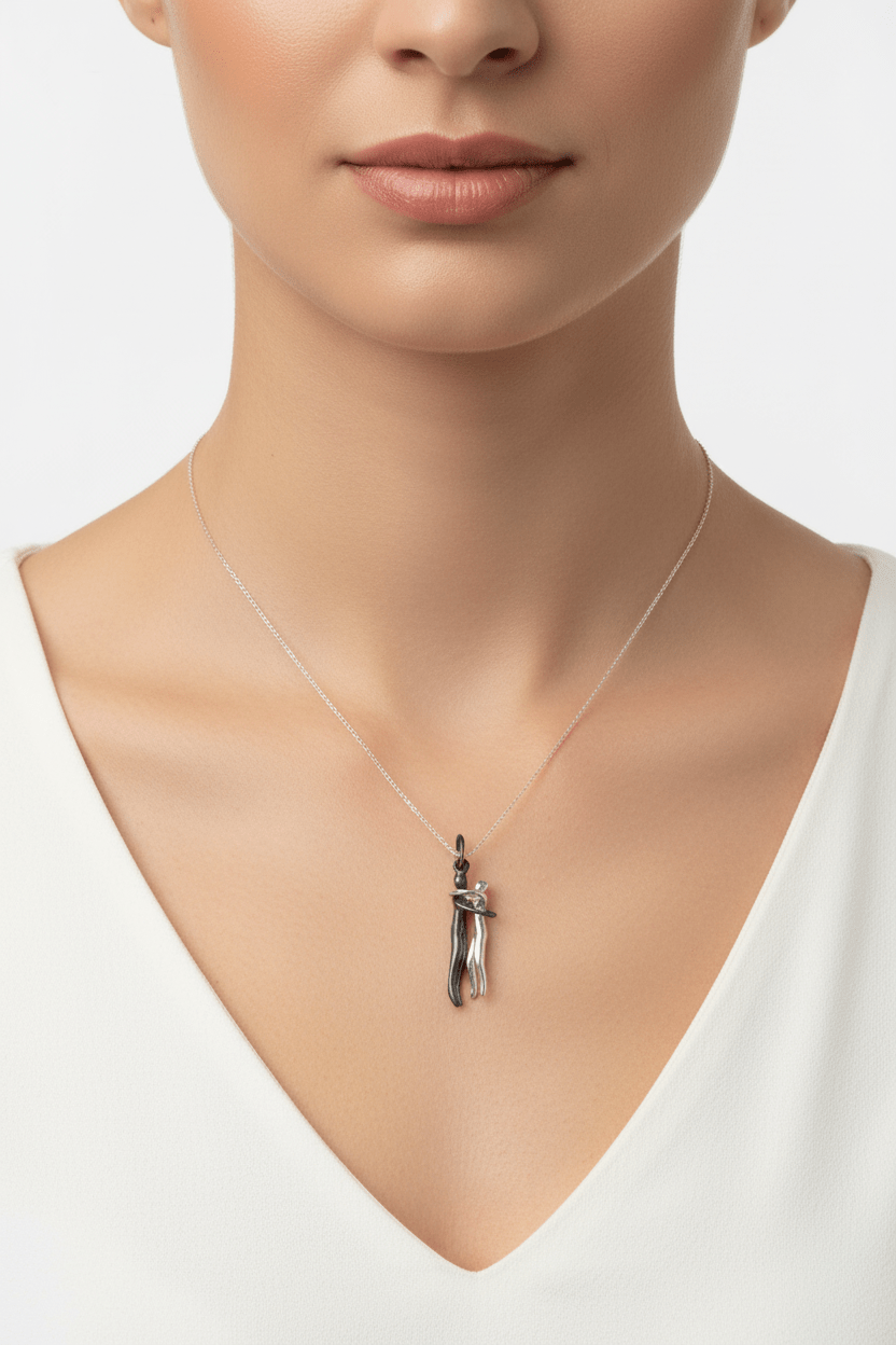 Colgante Plata Abrazo — Regalo Emocional de Amor y Unión Colgantes de PlataTienda esotérica Málaga - La Tienda de Tata Magic: tienda Esotérica en Málaga