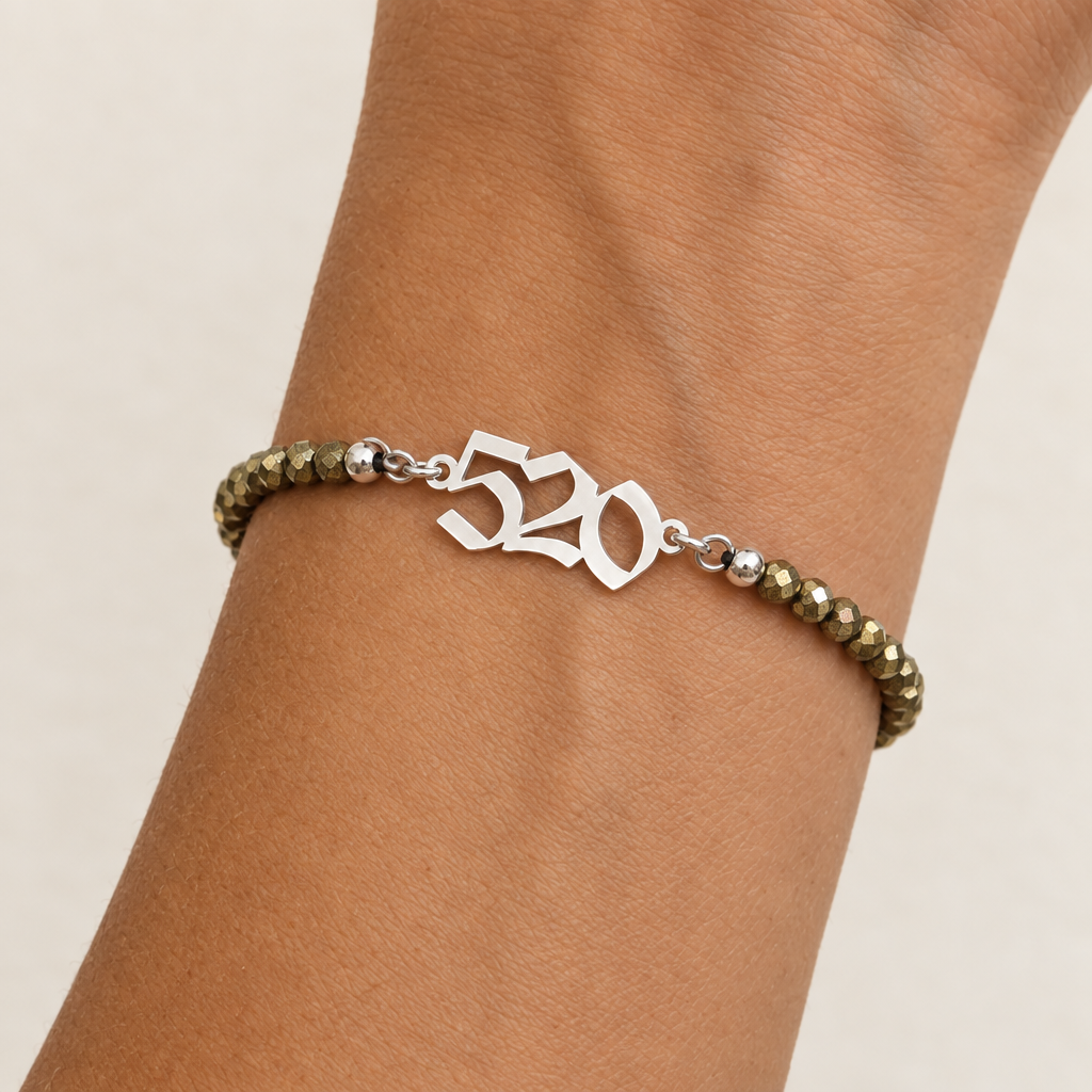 Pulsera Código Sagrado Dinero 520 de plata con cuentas de pirita de 4 mm en una muñeca femenina