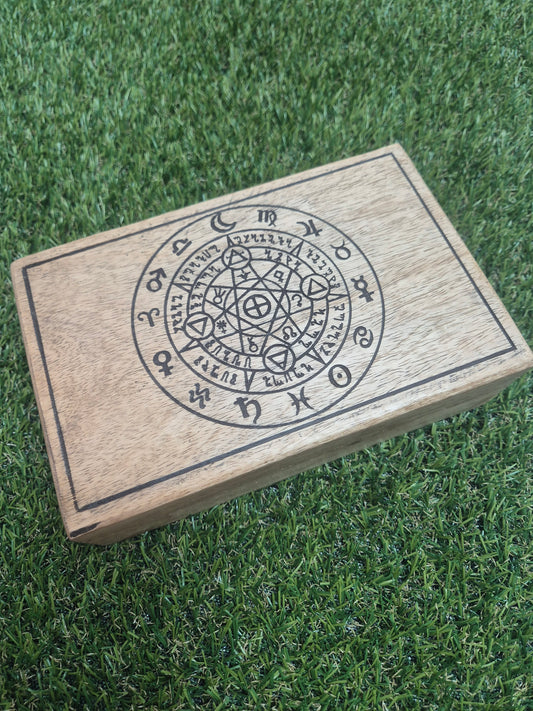 Caja de madera con grabado alquímico y zodiacal- Guardián de secretos místicos